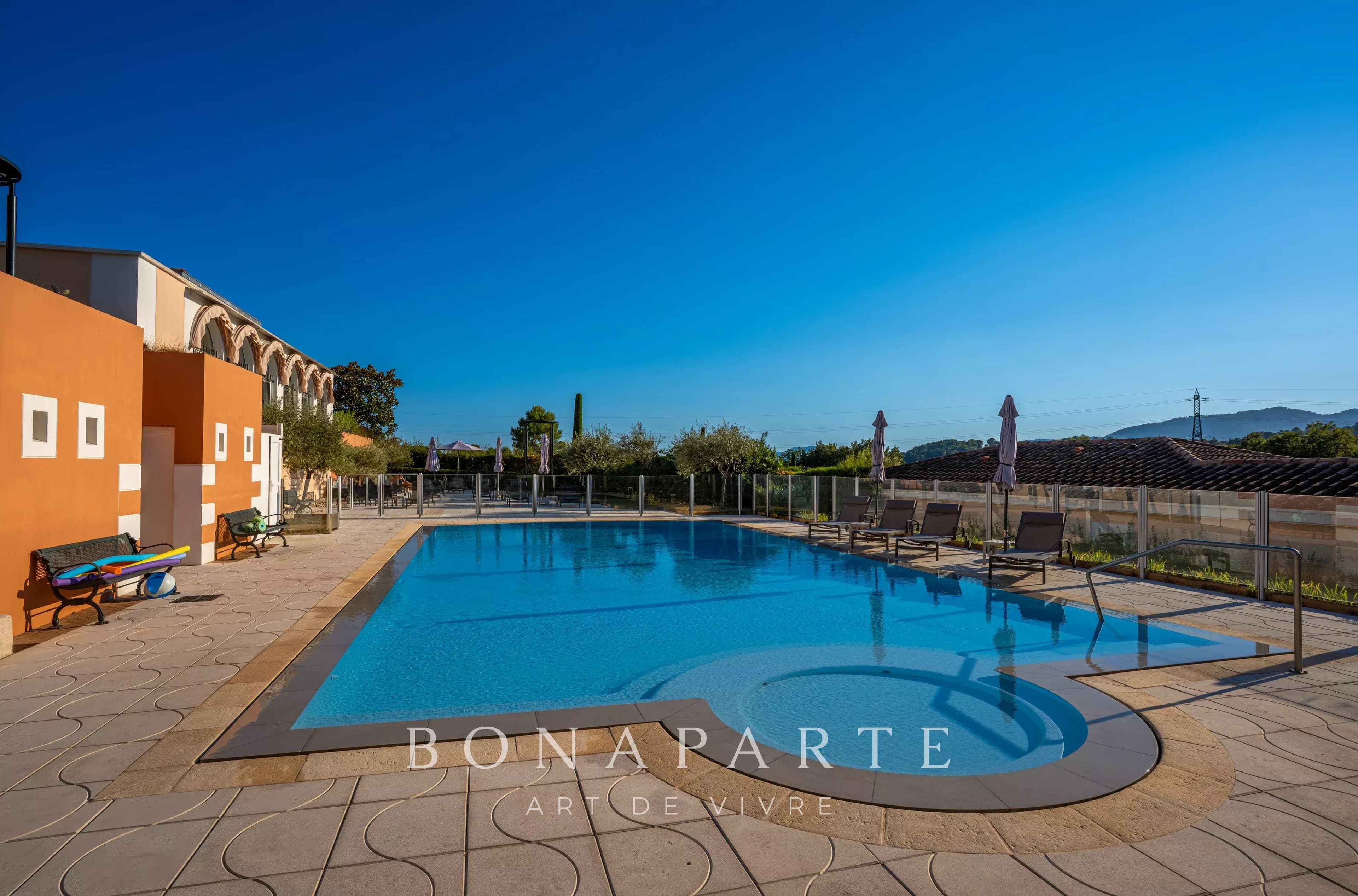 MOUGINS – ROYAL GOLF – ÉLÉGANTE VILLA RÉNOVÉE AVEC ACCÈS DIRECT AU GOLF - Photo 11