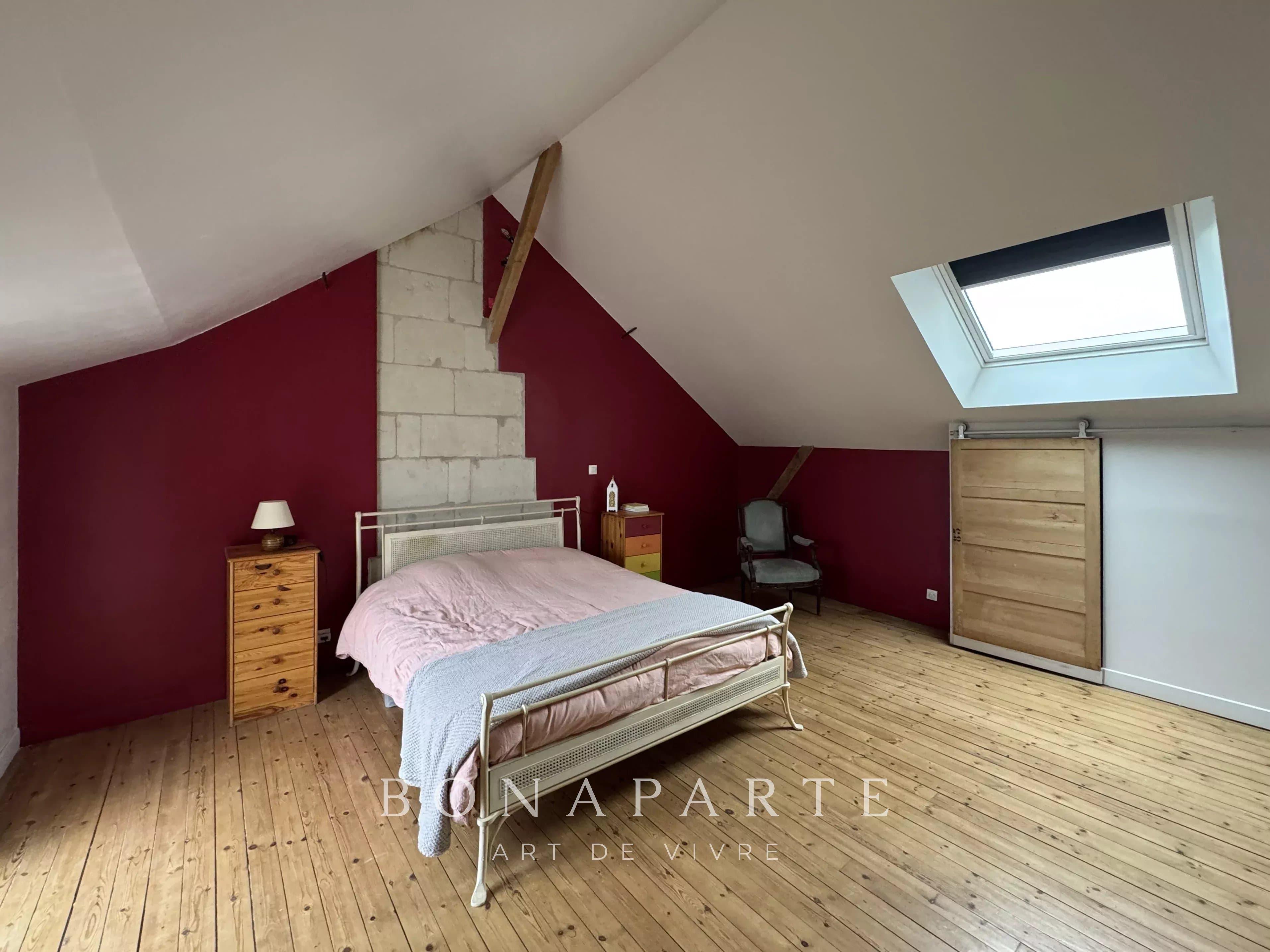 Chacé - Maison de caractère en tuffeau – Terrain d’environ 3 000 m² – Dépendances - Photo 13