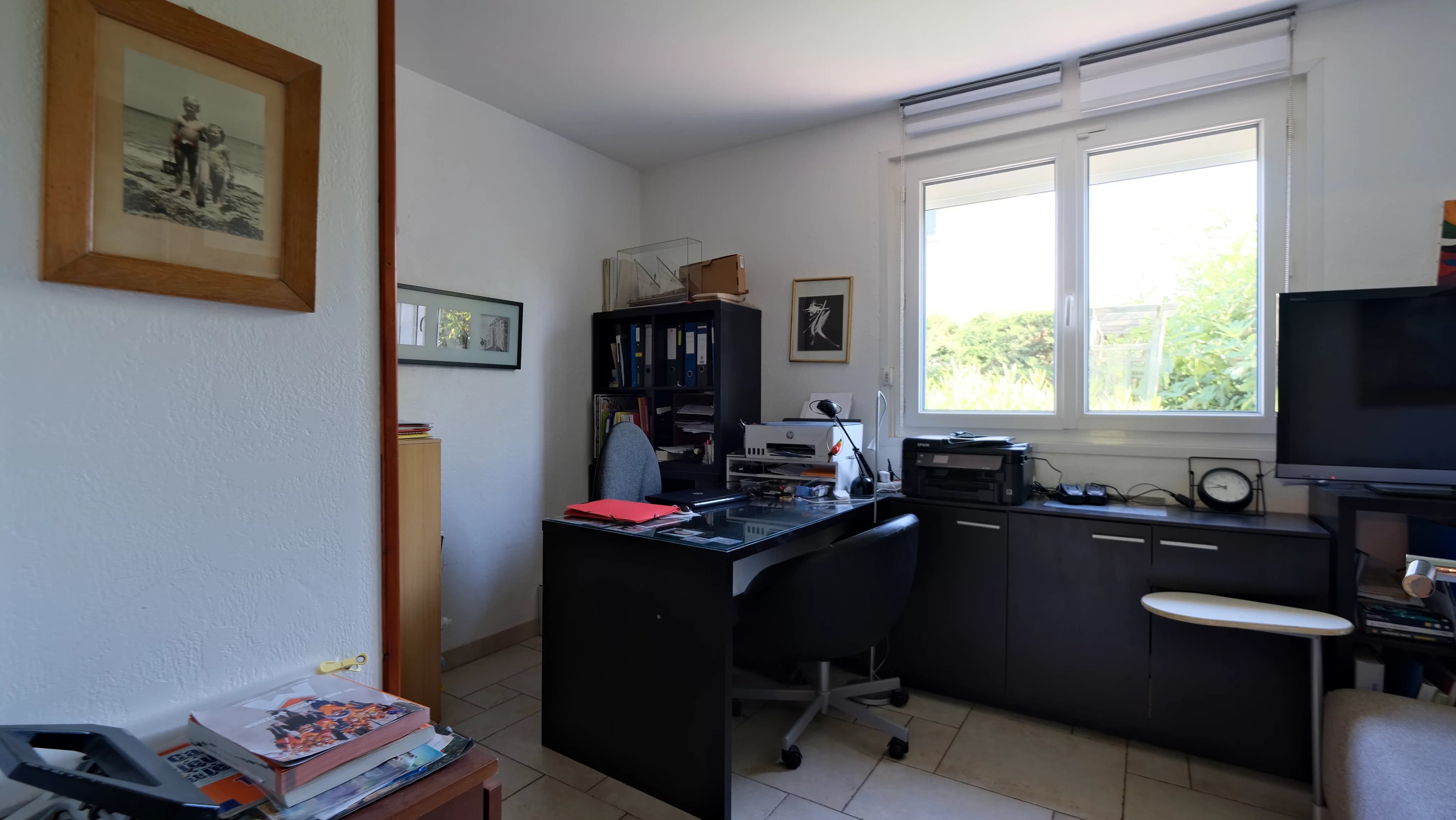 À Sauvian, maison familiale rénovée avec piscine et grand jardin paysager de 1 000 m² - Photo 12