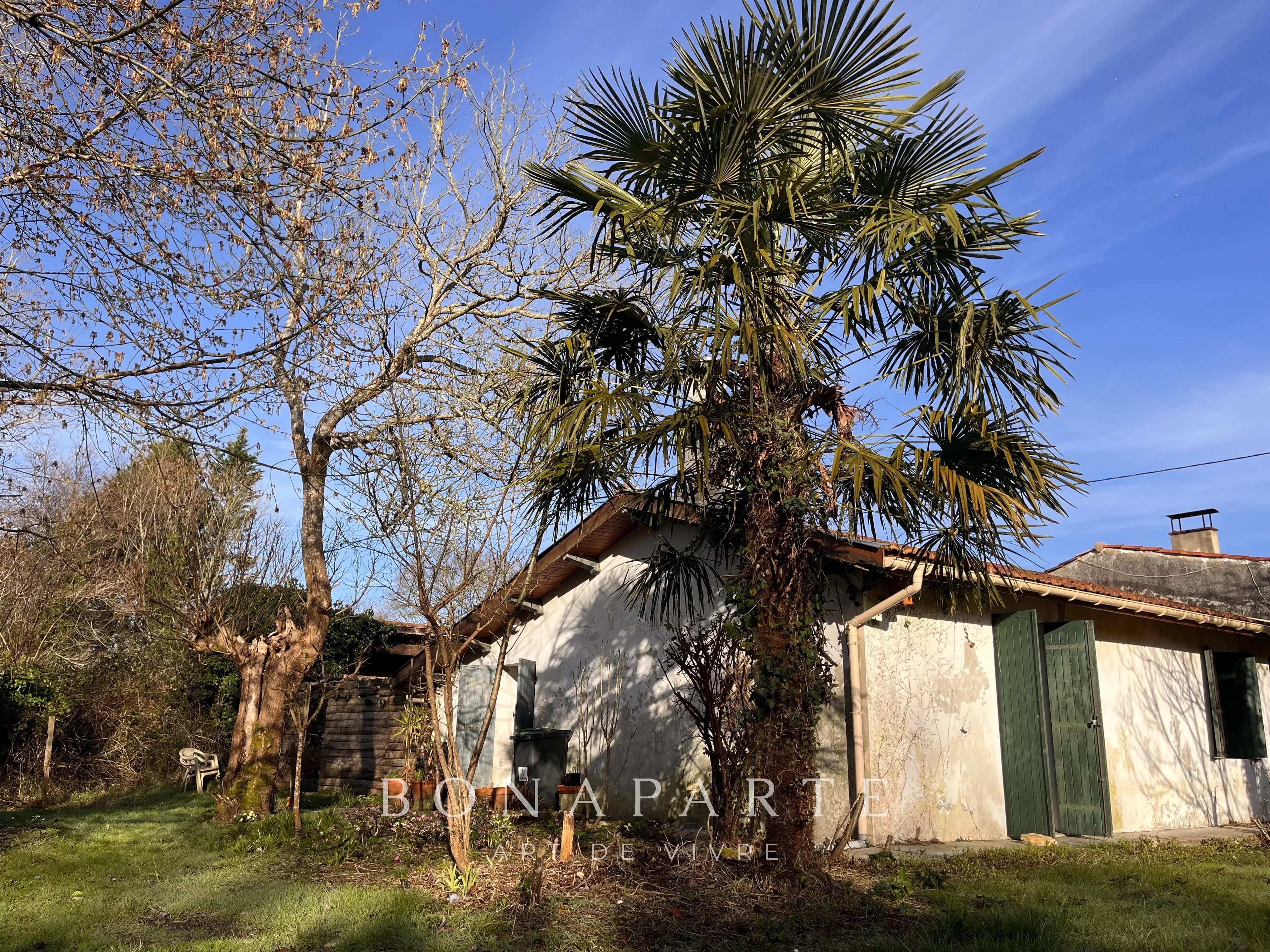 GAILLAN-EN-MEDOC - FORMER FARMHOUSE ON OVER A HECTARE, 10 MINUTES FROM THE BEACH