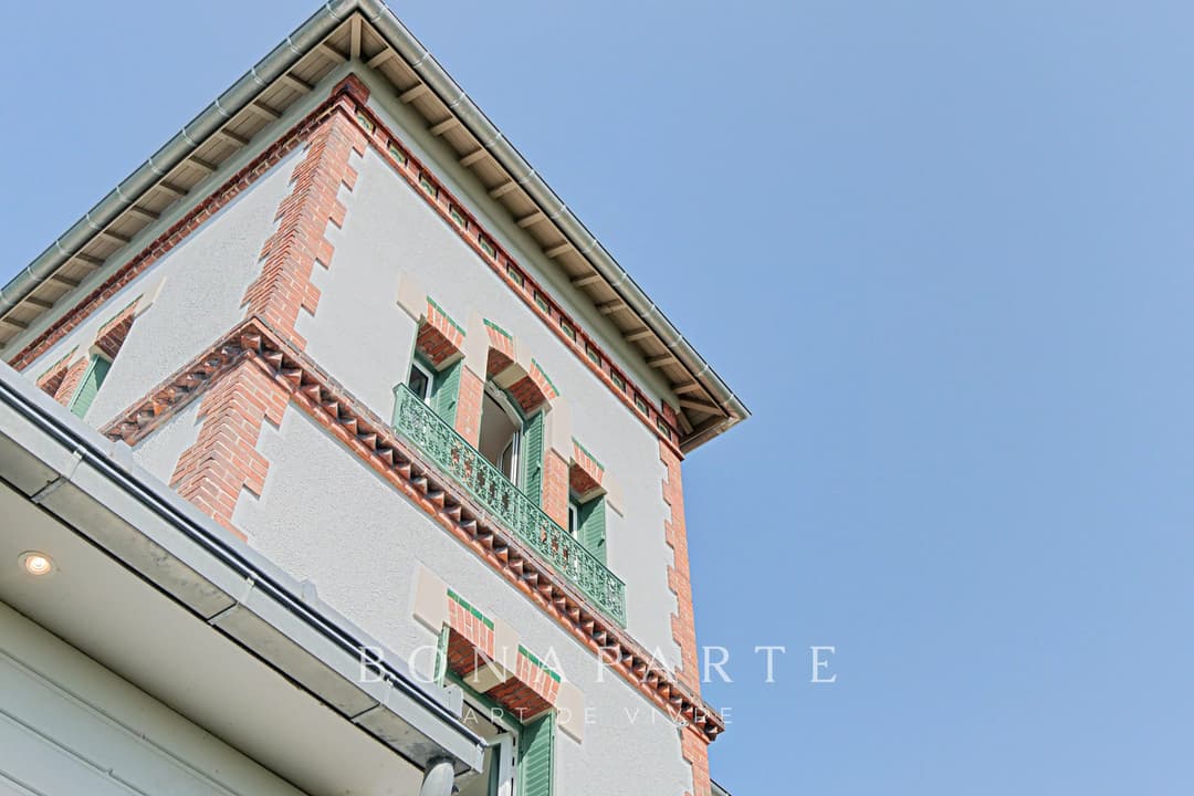 Vue Tour Eiffel – Maison familiale de 219 m² avec jardin de 550 m² – Adresse confidentielle - Photo 23