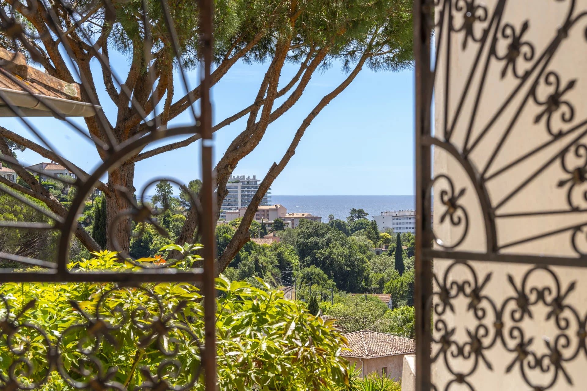 NOUVEAUTÉ CANNES - SUPERBE VILLA BELLE ÉPOQUE À LA VUE MER PANORAMIQUE - Photo 4