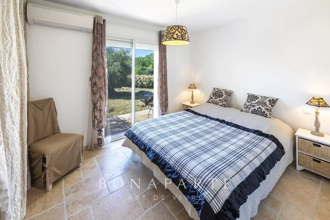 Villa de maçon, traditionnelle, de 230m² habitables, sur un terrain de 4297m² + piscine - Photo 10