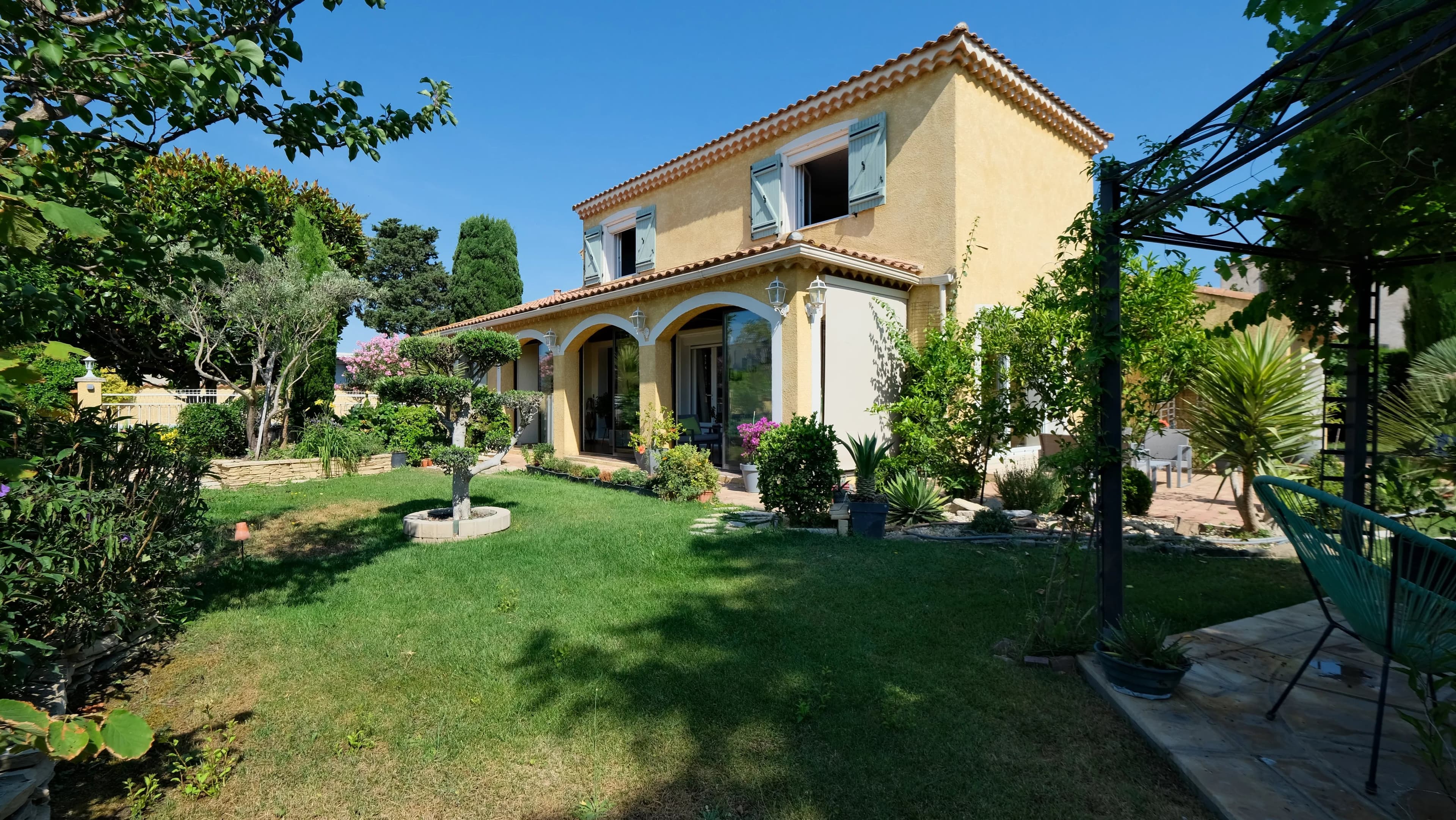 À Sauvian, maison familiale rénovée avec piscine et grand jardin paysager de 1 000 m² - Photo 1