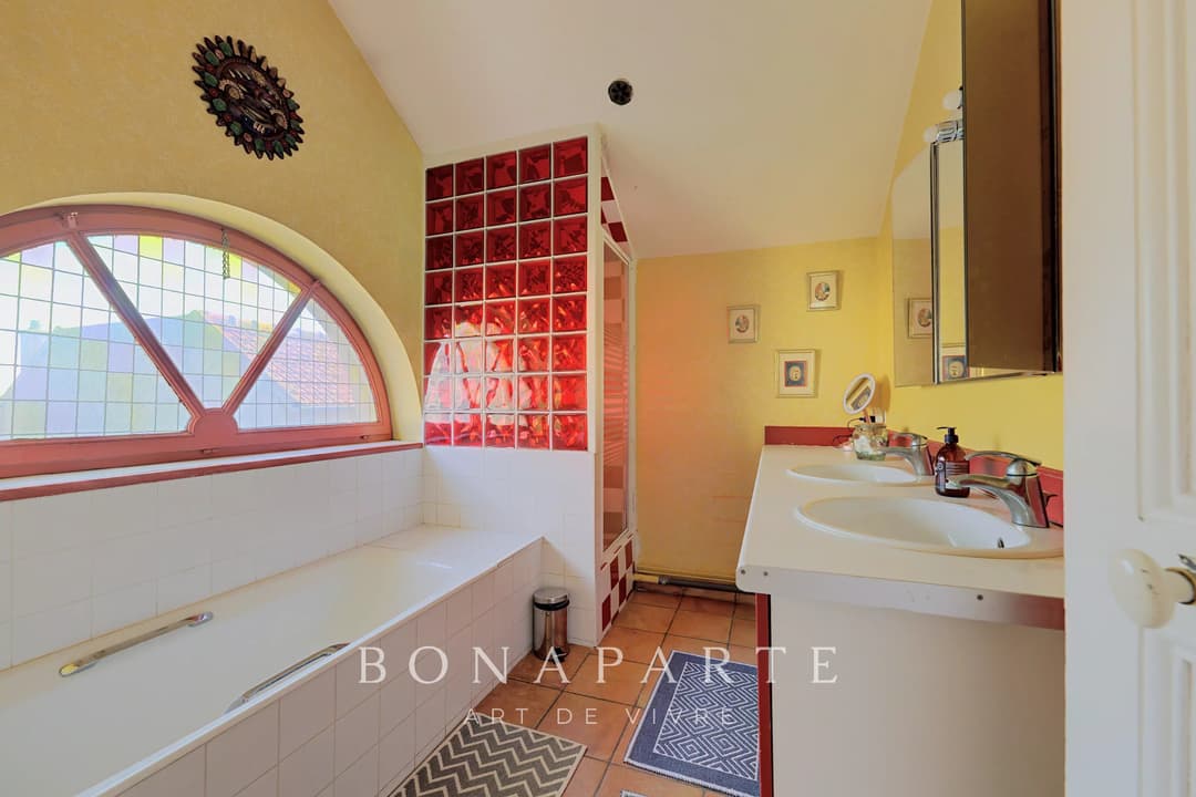 SURESNES - Maison en pierre meulière avec jardin à l’abri des regards – 204 m² - Photo 18