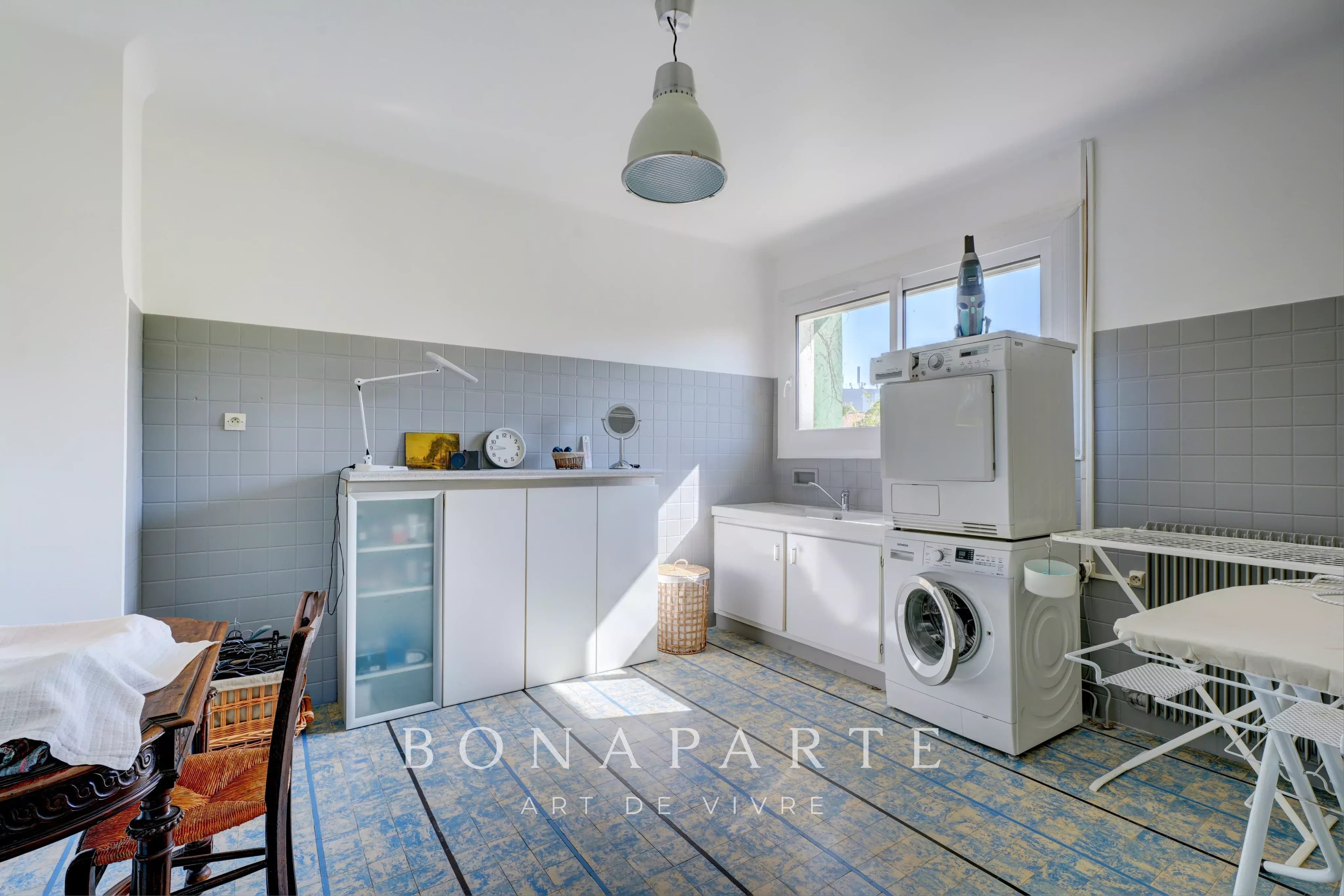 DÉCINES – PROPRIÉTÉ FAMILIALE 197 M² – MAISON PRINCIPALE & MAISON INDÉPENDANTE – TERRAIN 664 M² - Photo 14