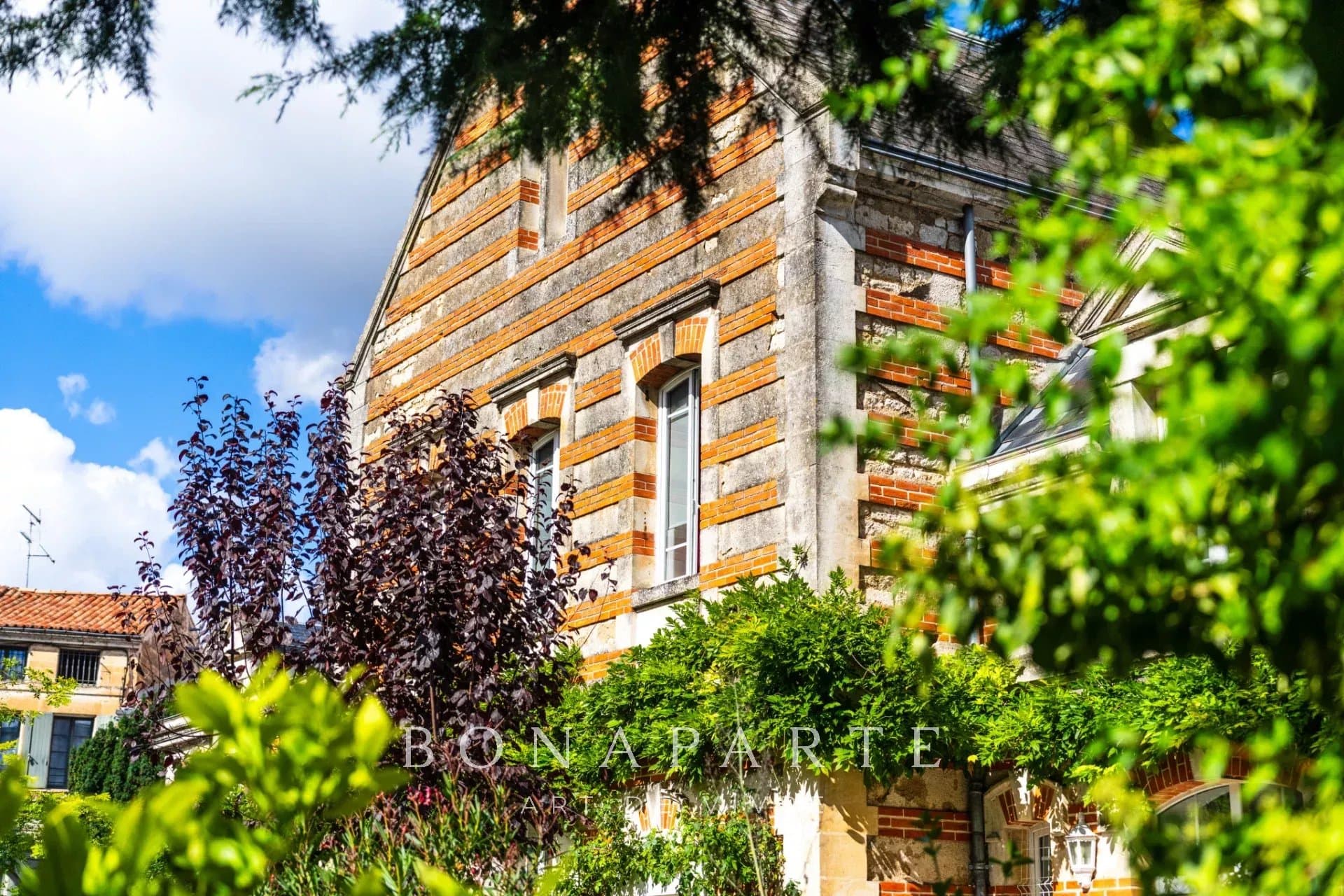 Hôtel particulier de charme en cœur de ville et son grand jardin verdoyant - Photo 13