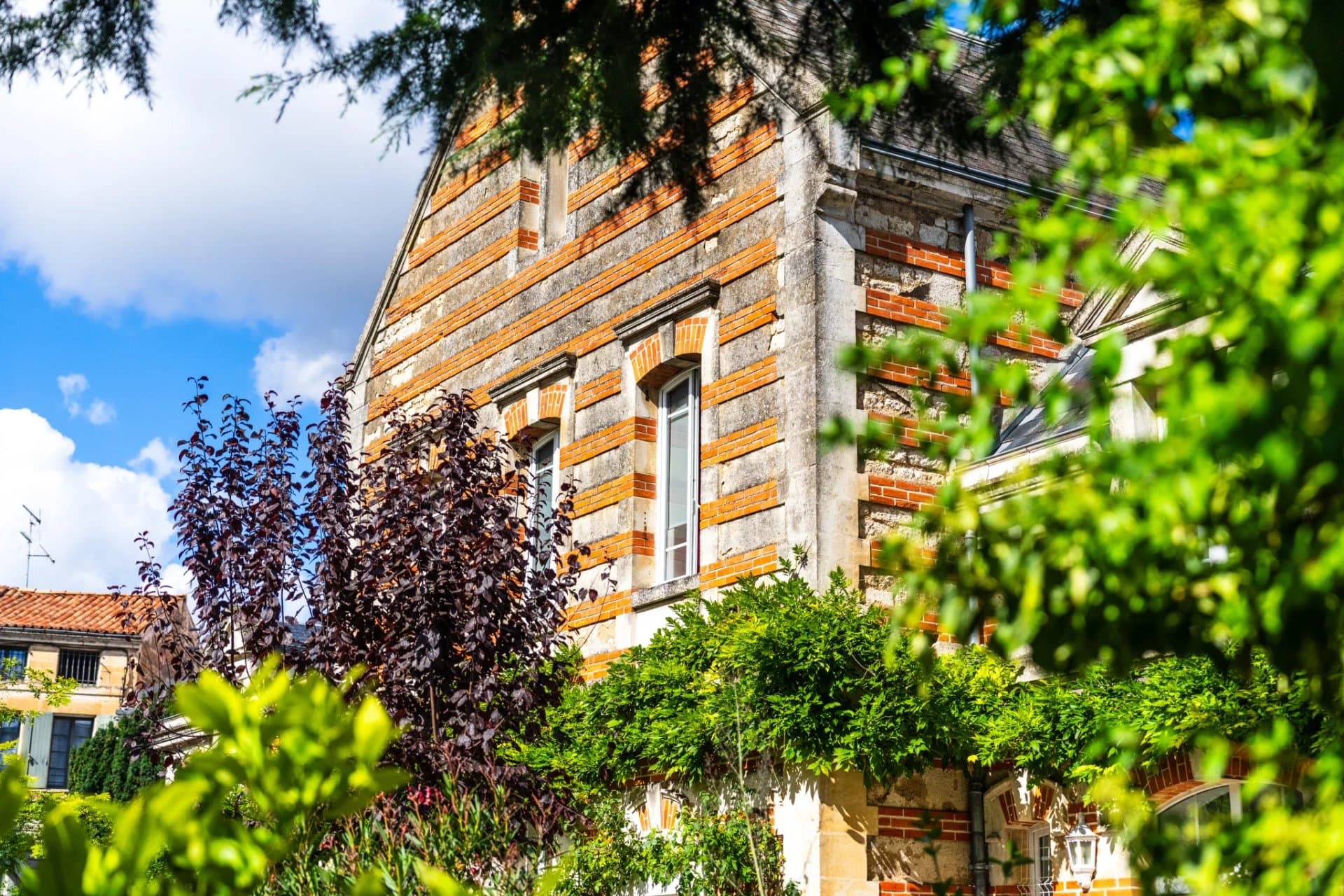 Hôtel particulier de charme en cœur de ville et son grand jardin verdoyant - Photo 13