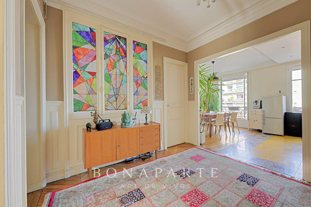 Paris 14e – Haussmannien, étage élevé avec ascenseur, balcon et vue dégagée - Photo 9