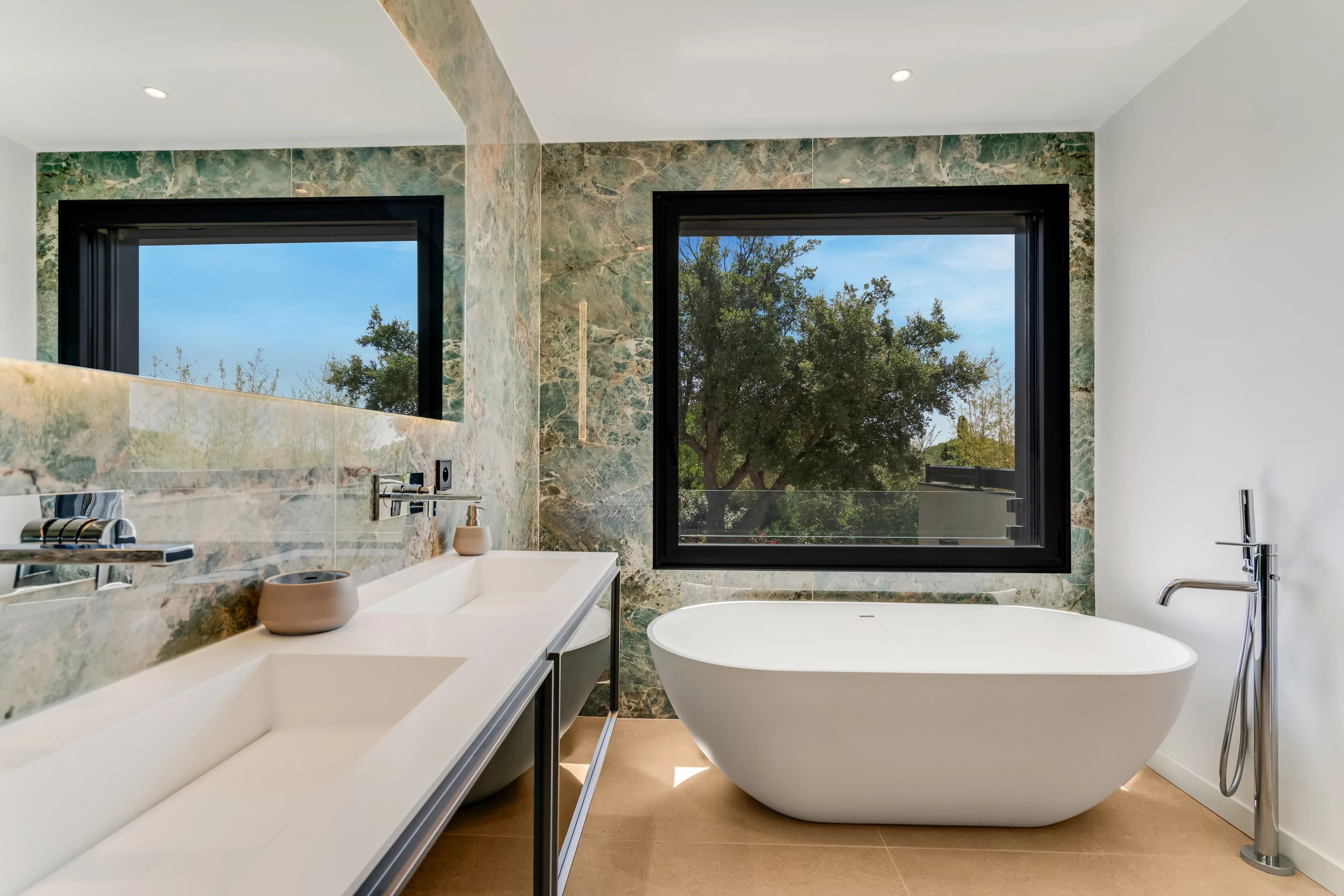 SAINTE-MAXIME - JOLIE VILLA CONTEMPORAINE DE 230m² - A PIEDS DE LA PLAGE DE LA NARTELLE - Photo 13