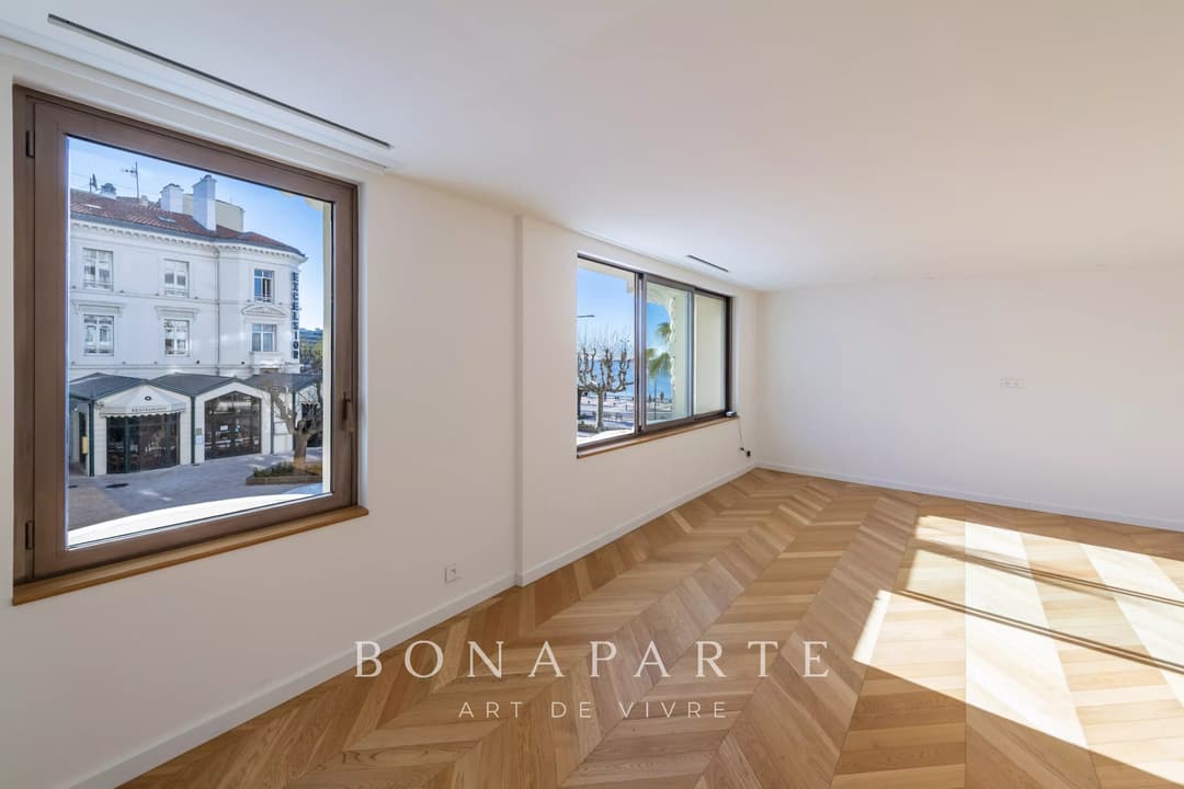 Magnifique cachet pour cet appartement T3 de 107m² situé en plein centre-ville à moins de 50m de la mer - Photo 11