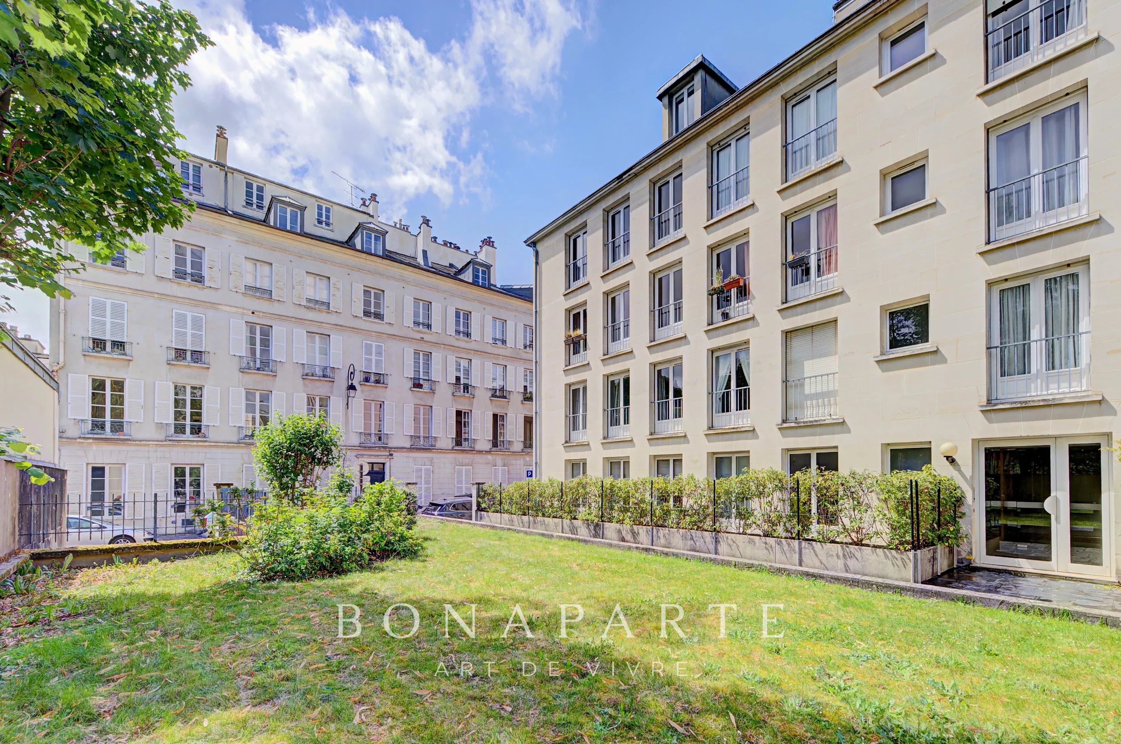 VERSAILLES - ENTRE CHÂTEAU ET MARCHÉ NOTRE-DAME – 115 M² – 3 CHAMBRES – 2 PARKINGS EN SOUS-SOL - Photo 1