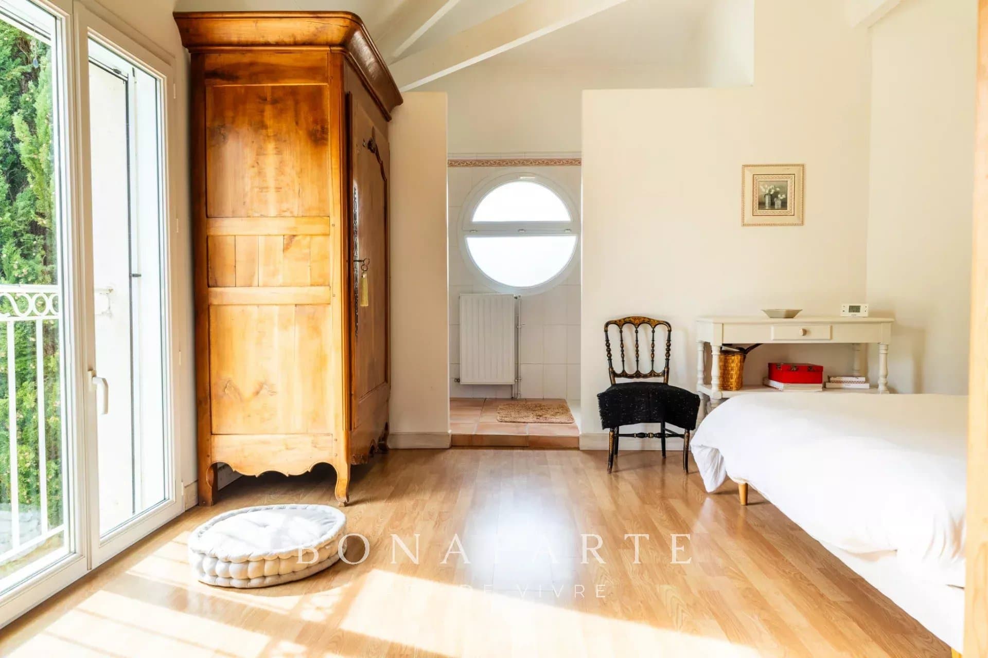 Elégante villa d'architecte et ses espaces de détente extérieurs - Photo 9