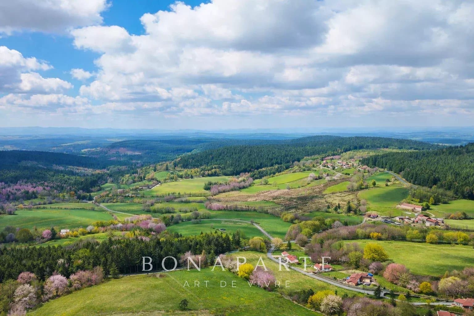 PROPRIÉTÉ DE CHARME AVEC ACTIVITÉ TOURISTIQUE AU CŒUR DU PILAT - Photo 3