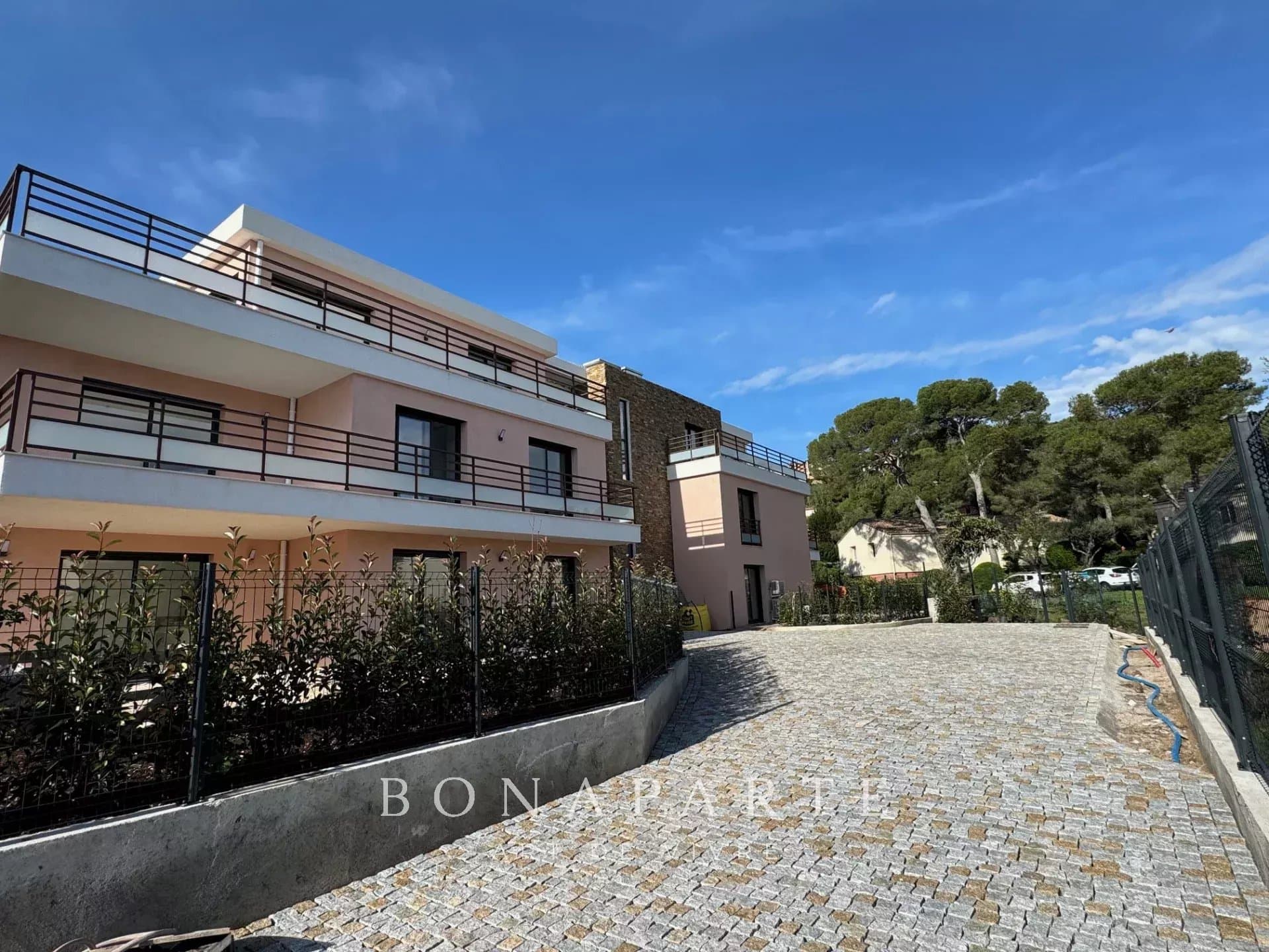 SPACIEUX DUPLEX + TERRASSE + JARDIN + GARAGE + PARKING - Photo 9