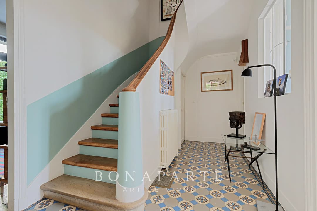 Vue Tour Eiffel – Maison familiale de 219 m² avec jardin de 550 m² – Adresse confidentielle - Photo 11