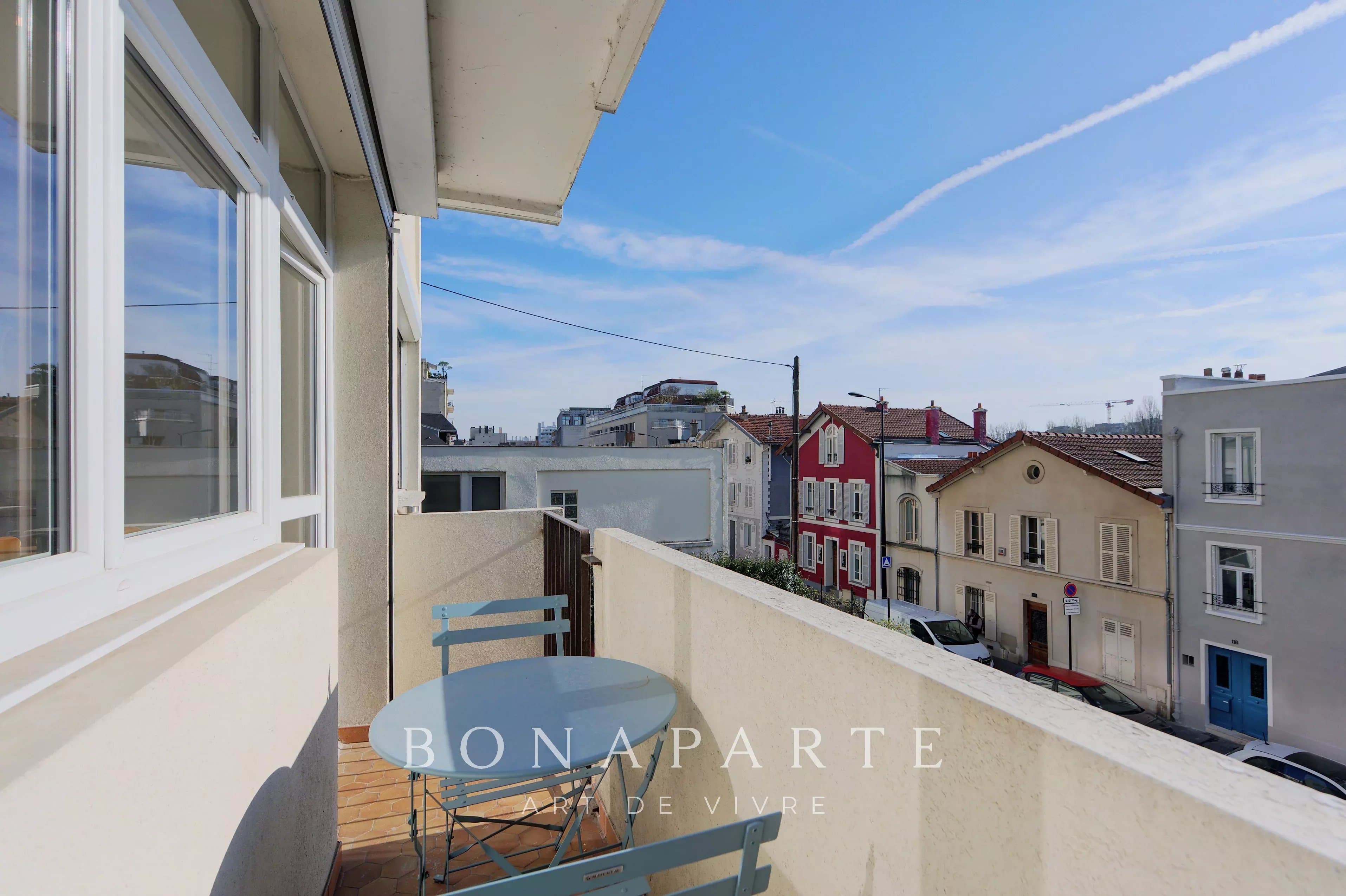 3 rooms 60 m² renovated and furnished - Balcony - Elevator - Living room 30 m² South-East