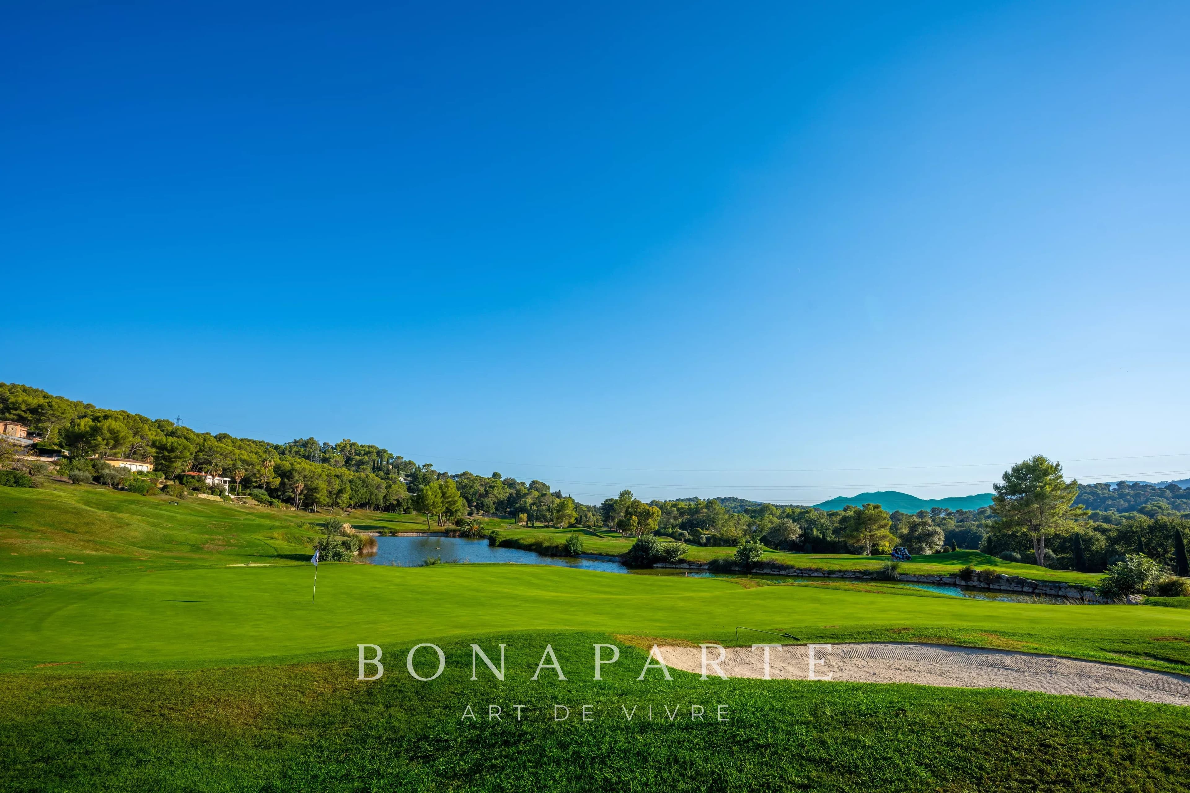 MOUGINS – ROYAL GOLF – ÉLÉGANTE VILLA RÉNOVÉE AVEC ACCÈS DIRECT AU GOLF - Photo 10