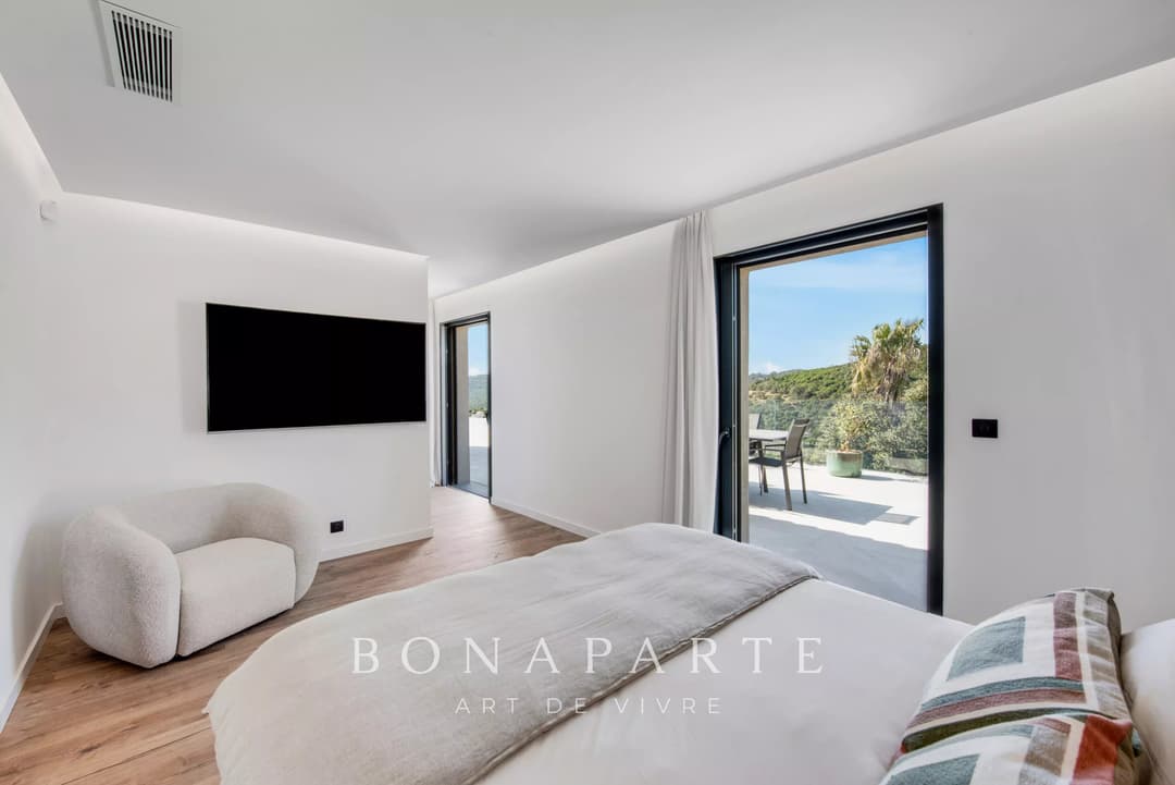 LES ISSAMBRES : Villa contemporaine d’exception – 257 m² habitables – Vue mer panoramique - Photo 8