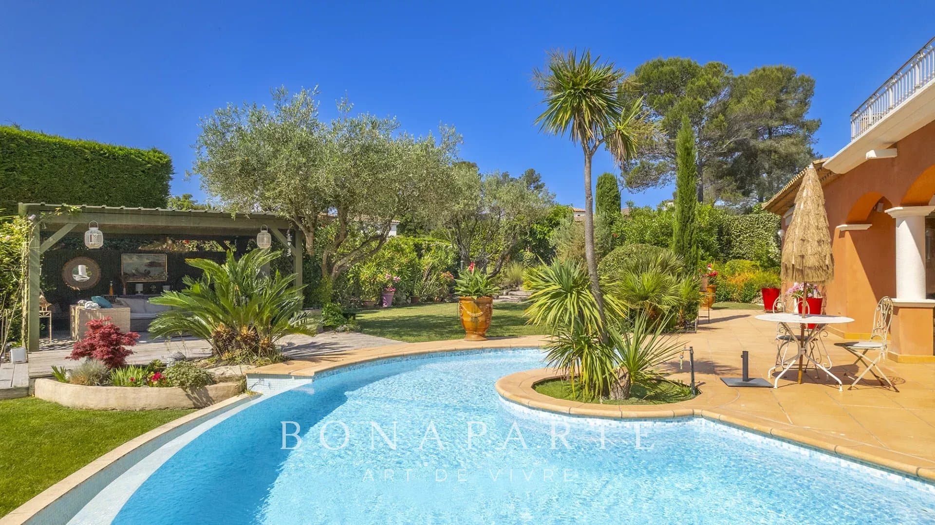 Située dans un secteur demandé, belle villa néoprovençale aux prestations soignées - Photo 3