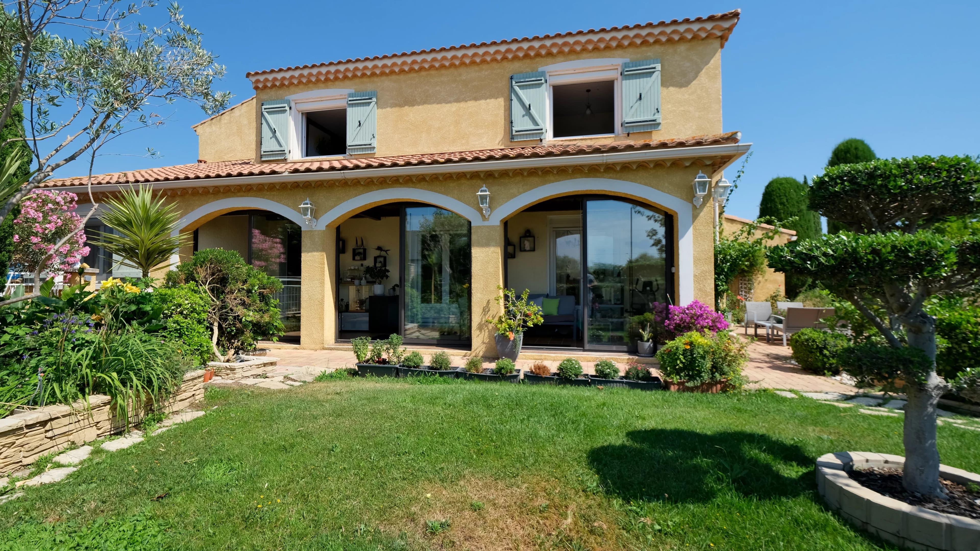 À Sauvian, maison familiale rénovée avec piscine et grand jardin paysager de 1 000 m² - Photo 2