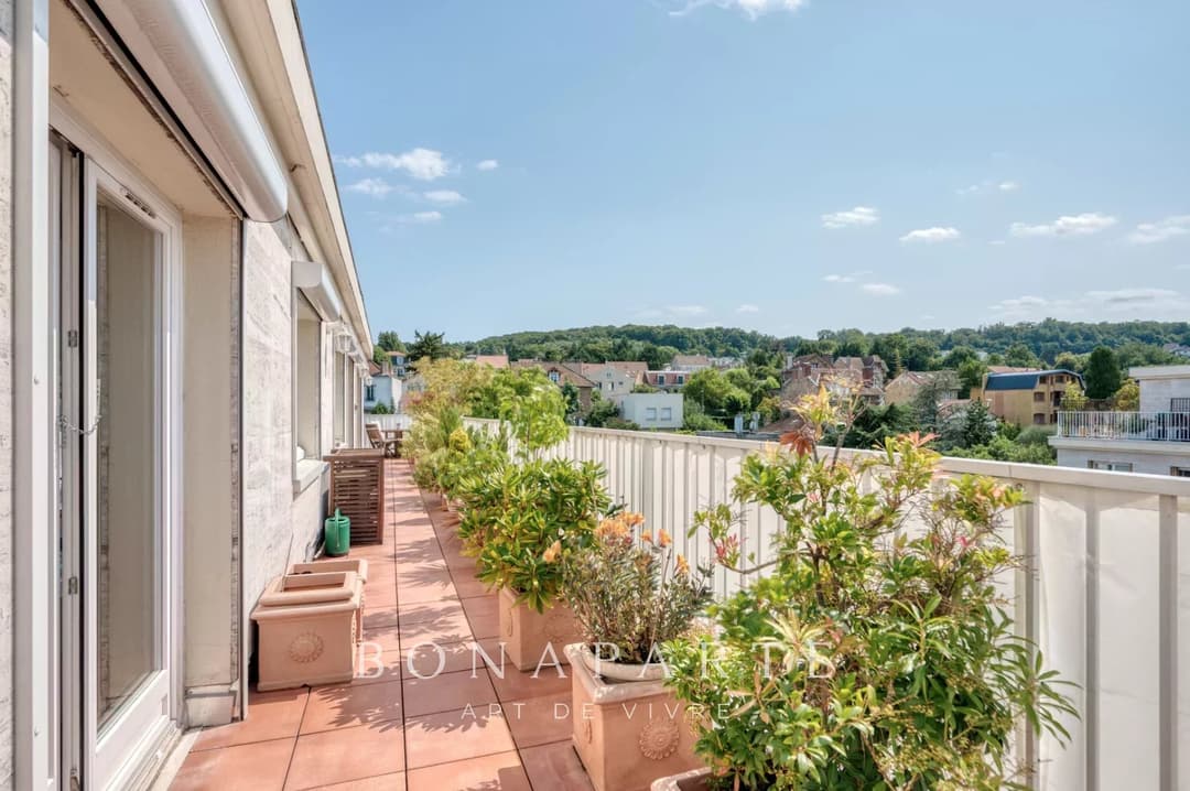 Dernier étage avec terrasse - Photo 11