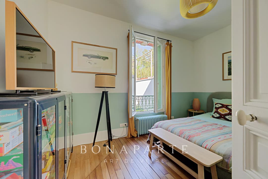 Vue Tour Eiffel – Maison familiale de 219 m² avec jardin de 550 m² – Adresse confidentielle - Photo 18