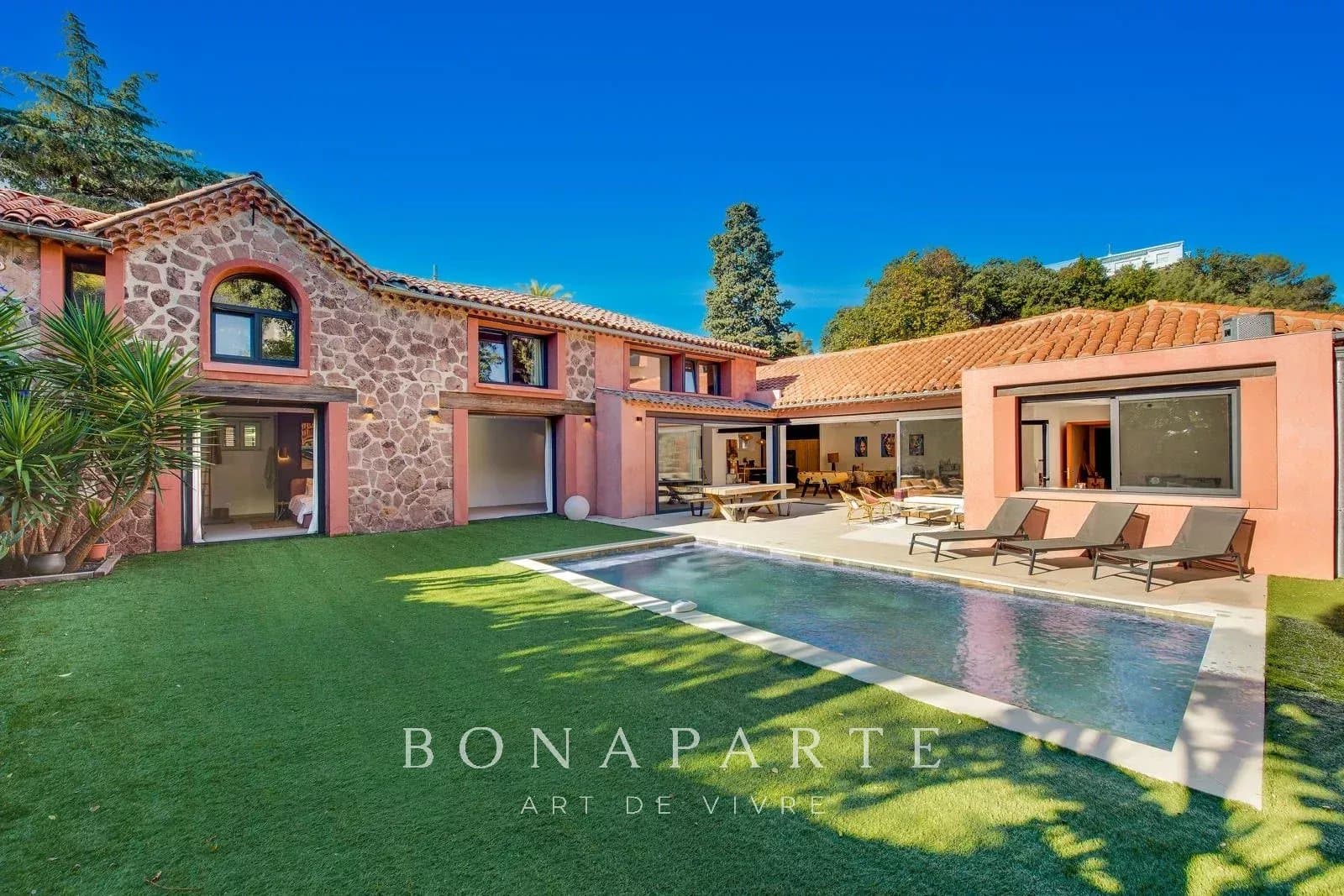 EXCLUSIF  SAINT RAPHAEL / PLATEAU NOTRE DAME - VILLA RENOVEE