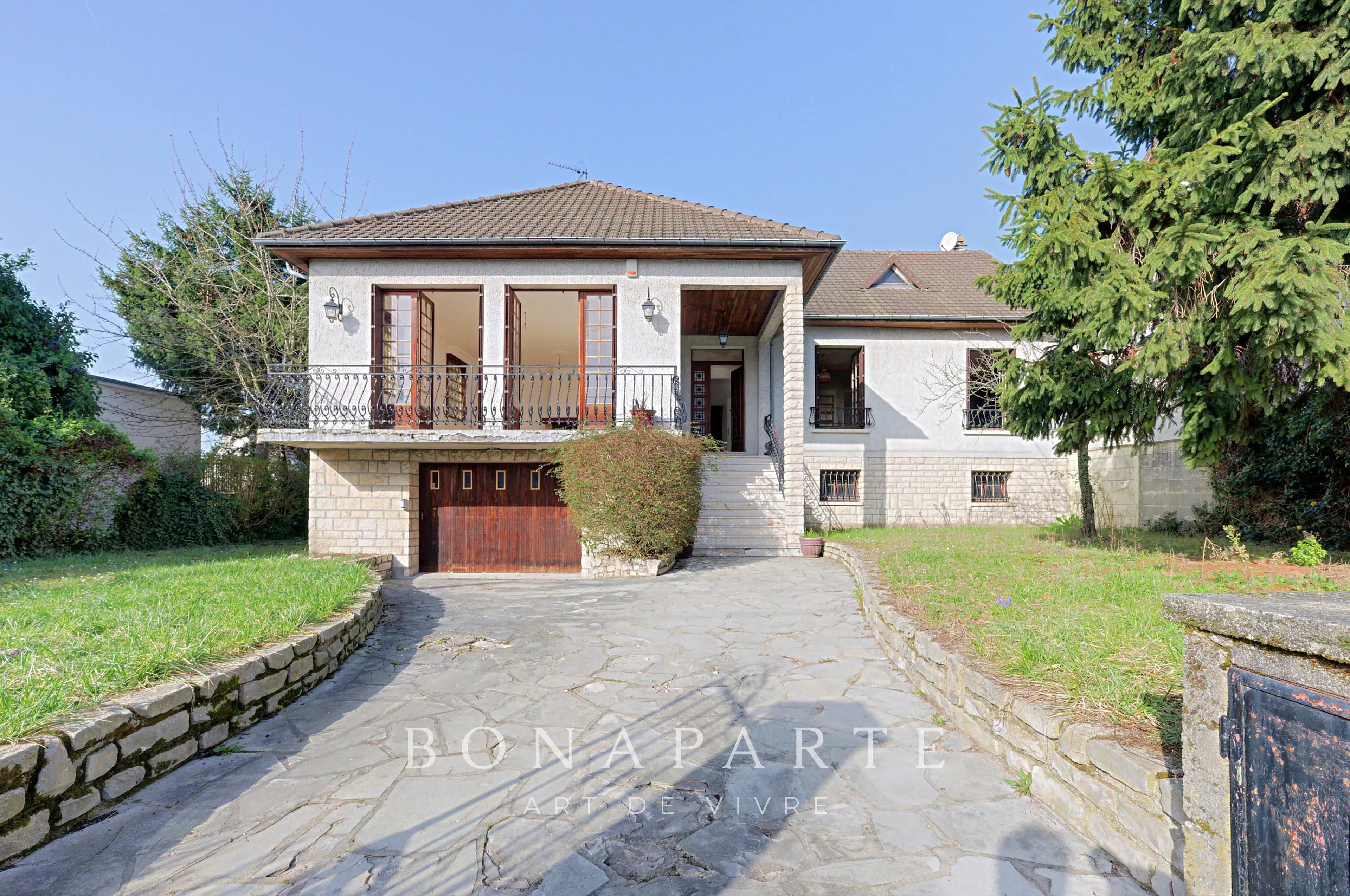 NEUILLY-PLAISANCE - PROPRIÉTÉ D'EXCEPTION : 3 NIVEAUX AVEC DÉPENDANCE SUR 700M2 DE TERRAIN