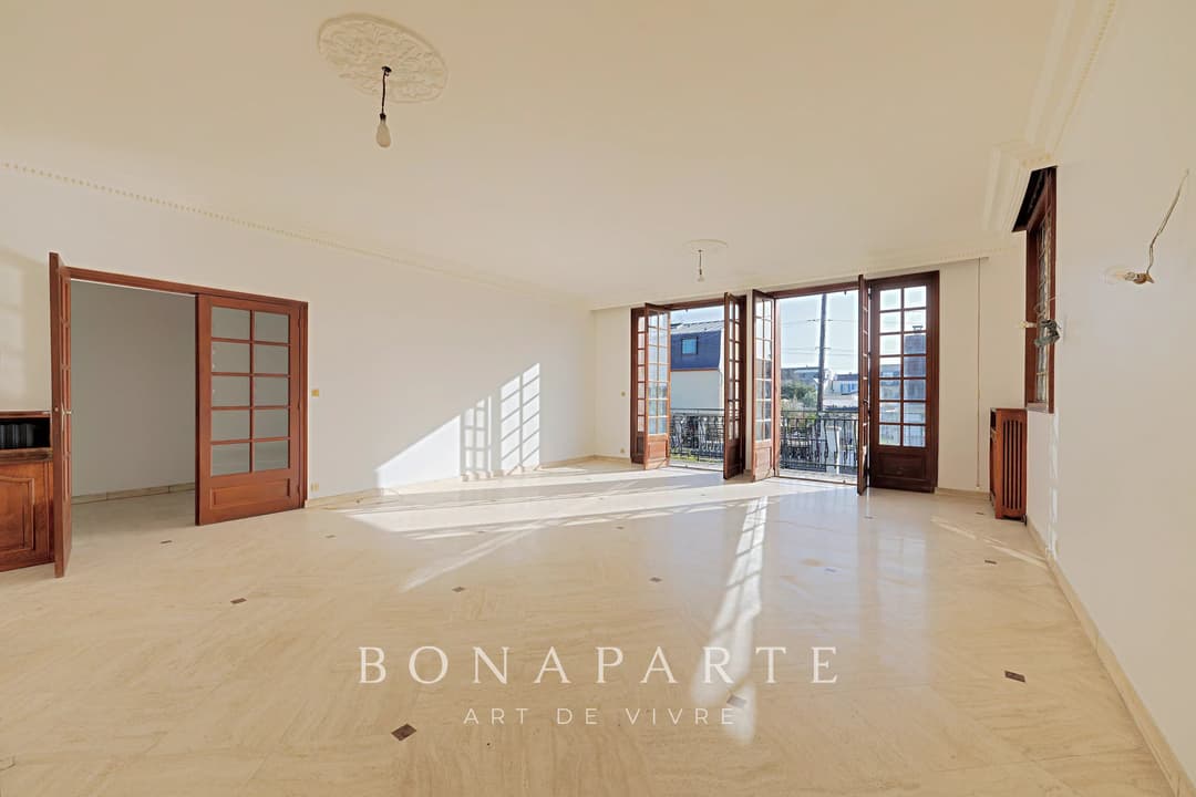 NEUILLY-PLAISANCE - PROPRIÉTÉ D'EXCEPTION : 3 NIVEAUX AVEC DÉPENDANCE SUR 700M2 DE TERRAIN - Photo 3