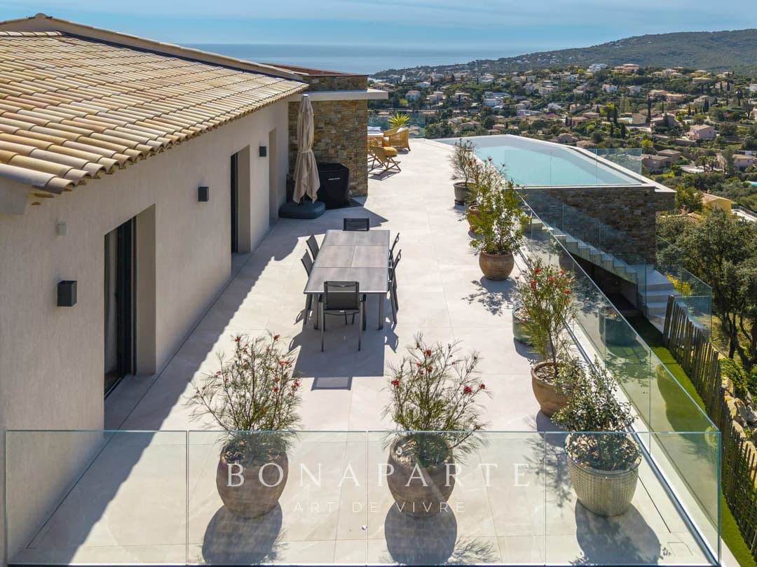 LES ISSAMBRES : Villa contemporaine d’exception – 257 m² habitables – Vue mer panoramique - Photo 3