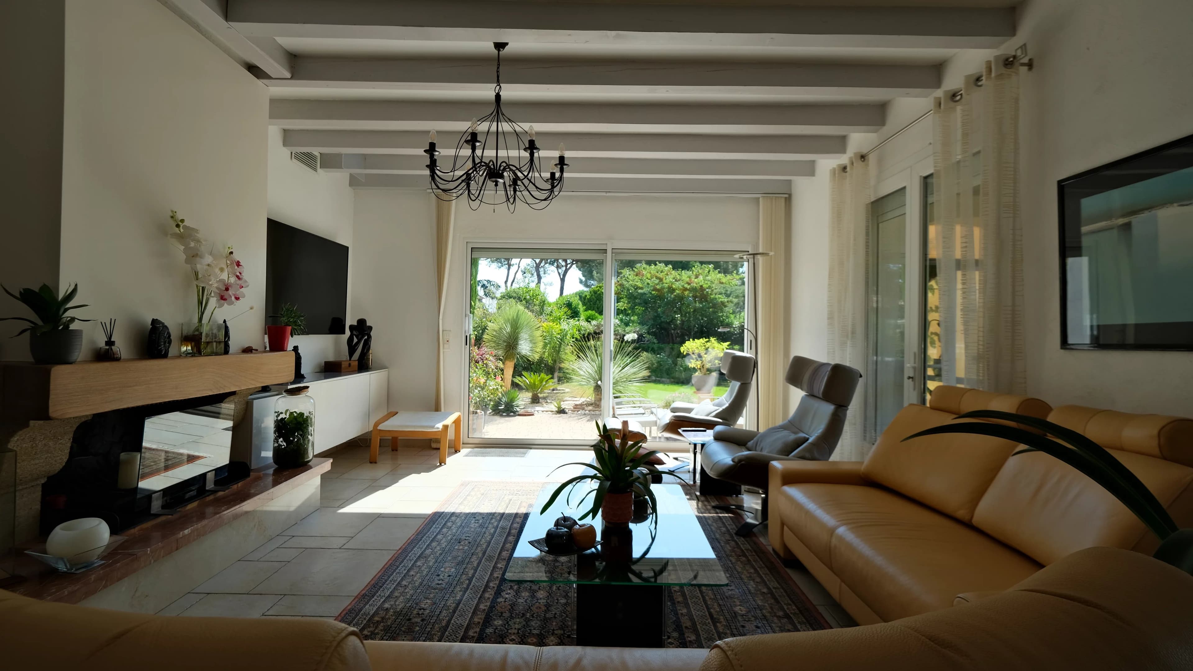 À Sauvian, maison familiale rénovée avec piscine et grand jardin paysager de 1 000 m² - Photo 5