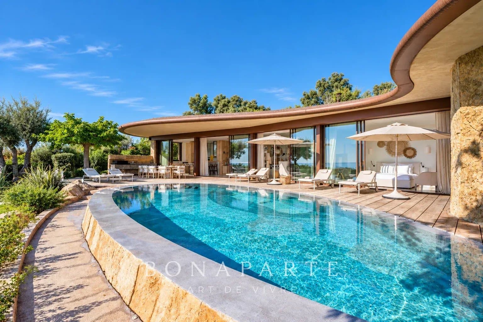 RAMATUELLE – PLAGE DE PAMPELONNE: Villa contemporaine d’exception avec vue panoramique sur la Méditerranée - Photo 2