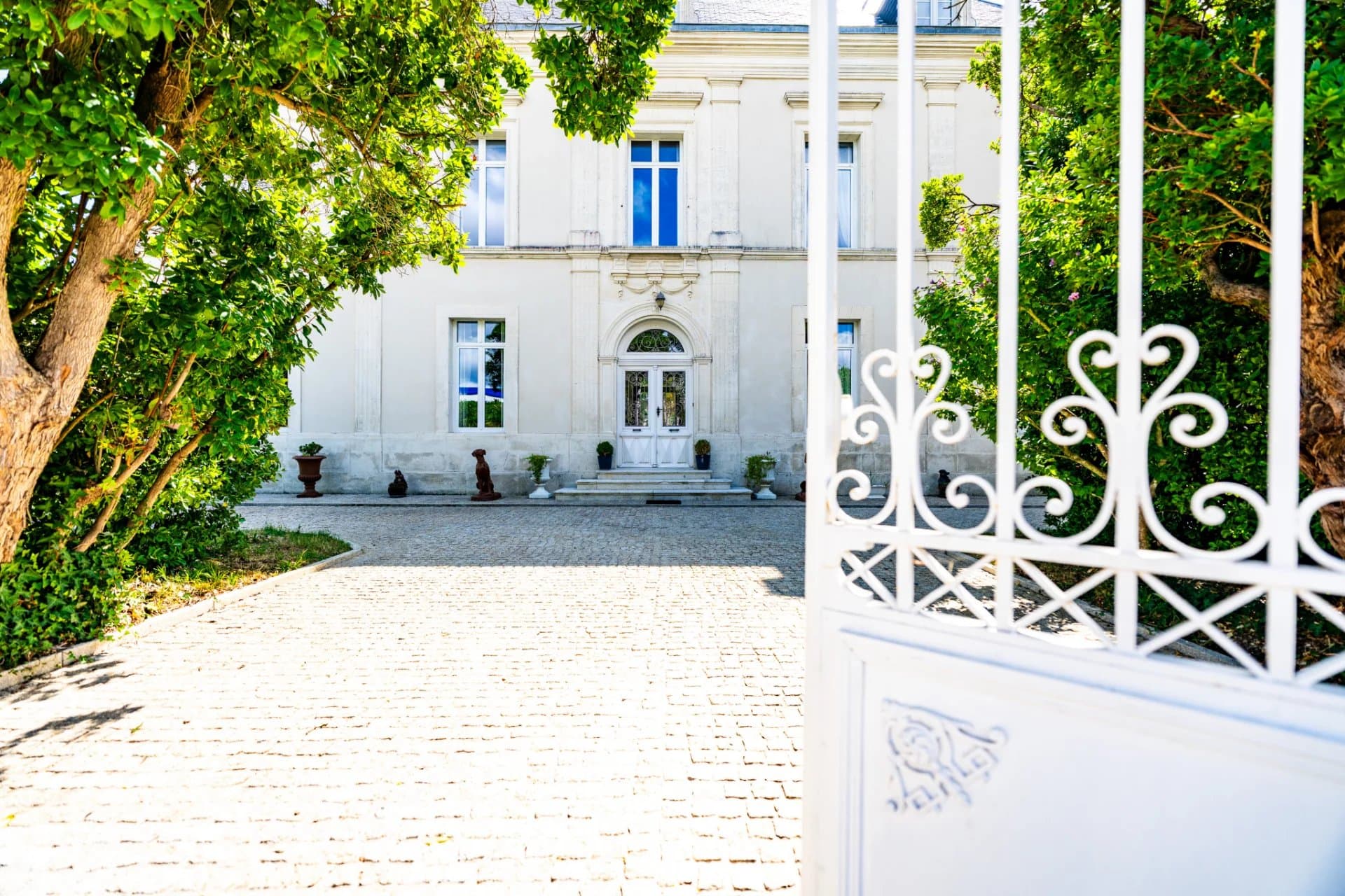 Villeneuve-la-Comtesse - Charme et Art de Vivre à la Française : magnifique Maison de Maître en plein cœur de village - Photo 3