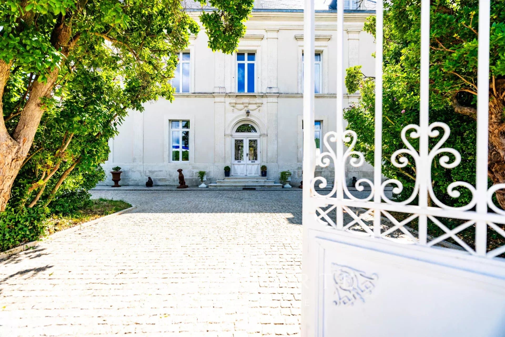 Charme et Art de Vivre à la Française : magnifique Maison de Maître en plein cœur de village - Photo 3