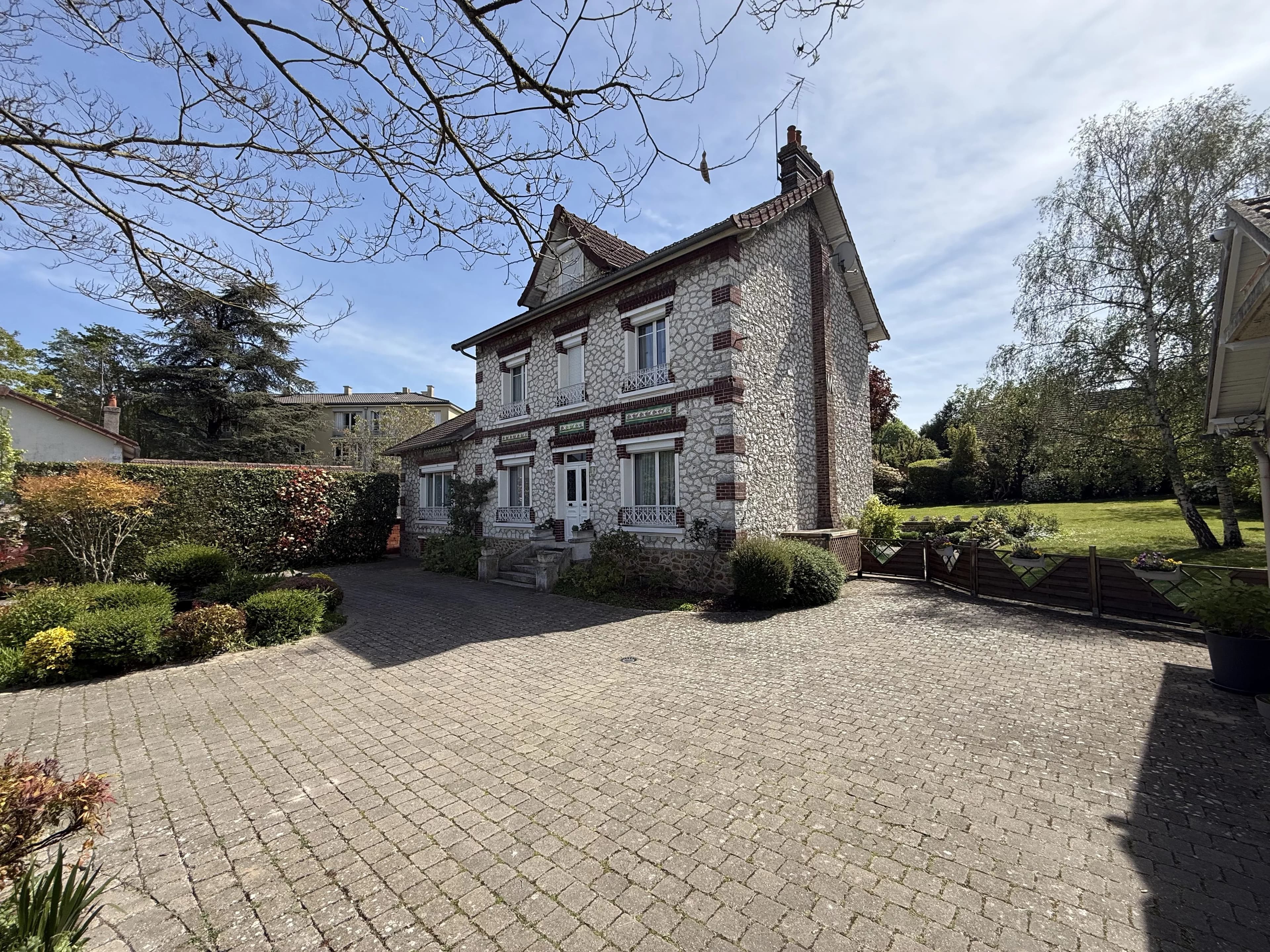 Maison de maître en meulière – 264 m² – Parc arboré de 1 440 m² à 40 min de Paris - Photo 2