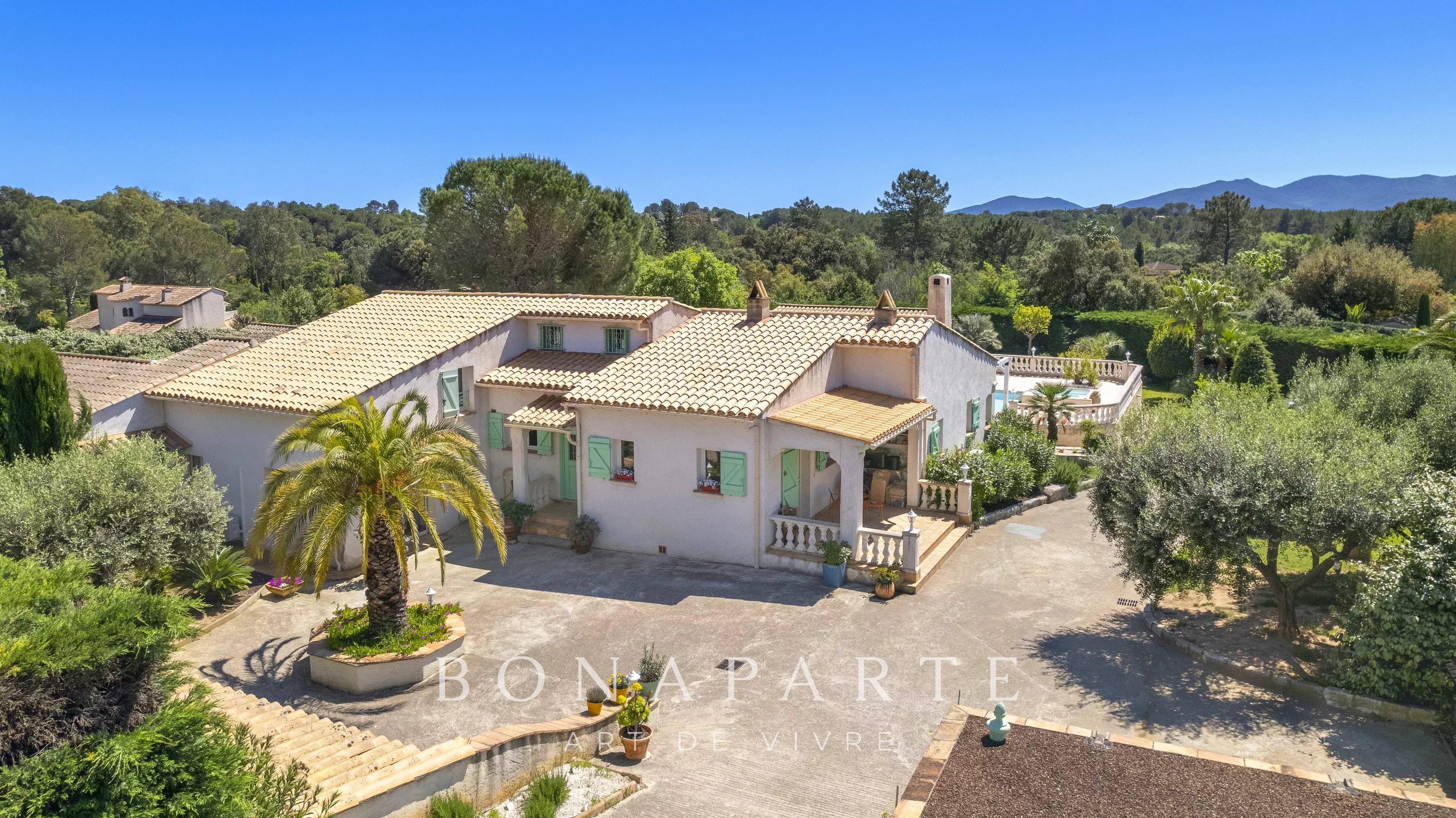 Superbe propriété de 257m² environ, située à Roquebrune sur Argens - Photo 4