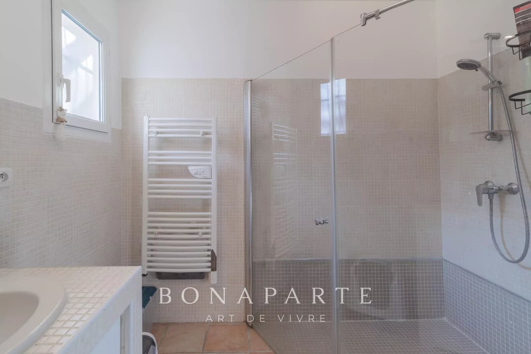 Maison plain-pied avec piscine à Sauvian – Confort, espace et praticité - Photo 8