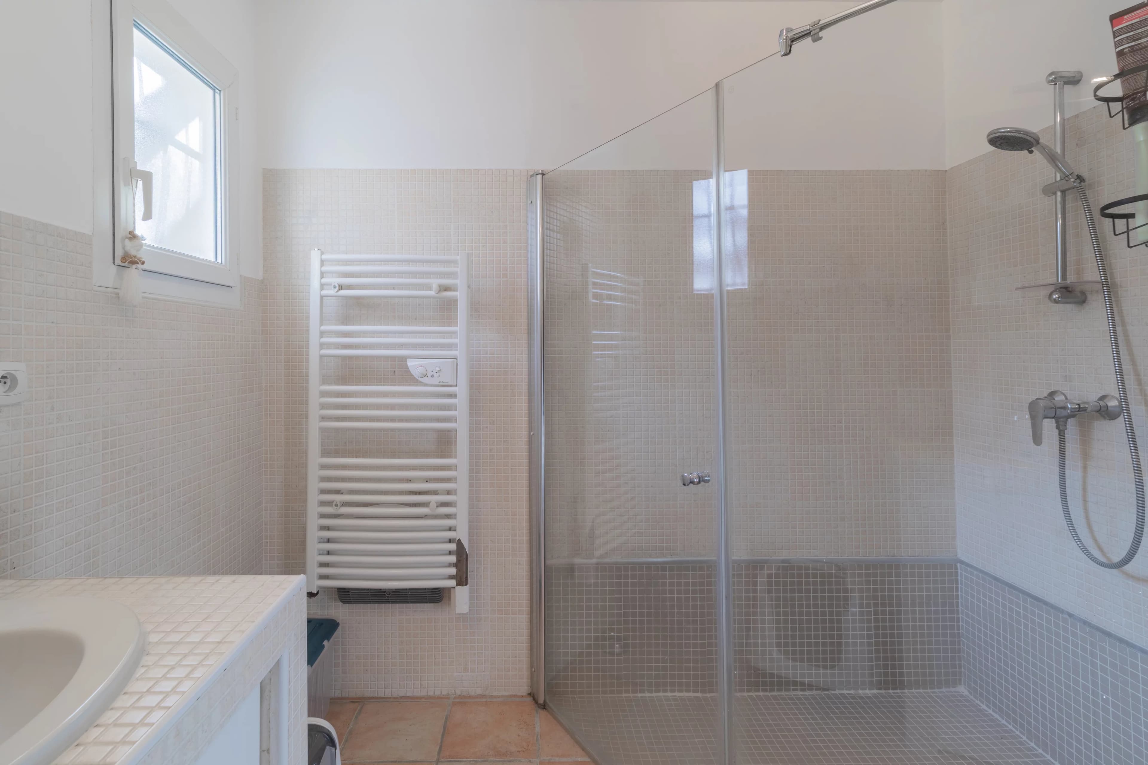 Maison plain-pied avec piscine à Sauvian – Confort, espace et praticité - Photo 8