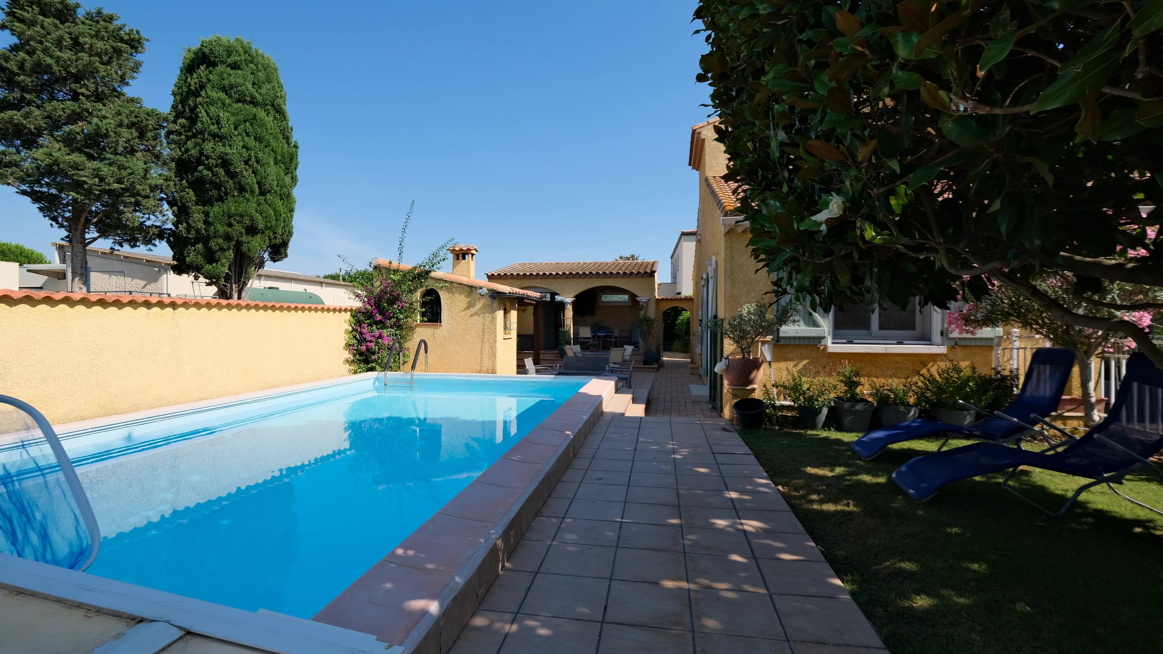À Sauvian, maison familiale rénovée avec piscine et grand jardin paysager de 1 000 m² - Photo 13