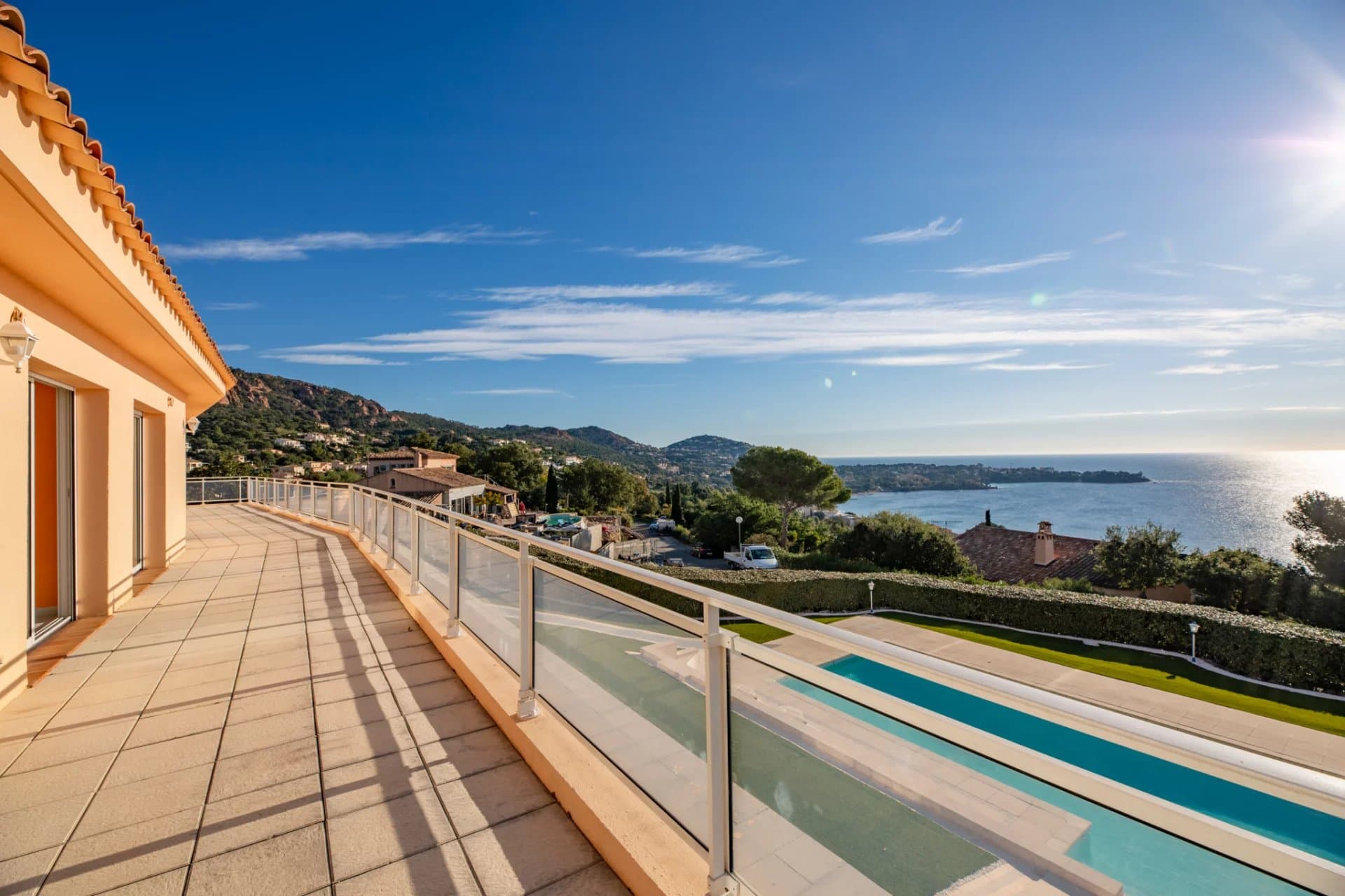Villa d’Exception avec Vue Panoramique sur la Baie d’Agay - Photo 3