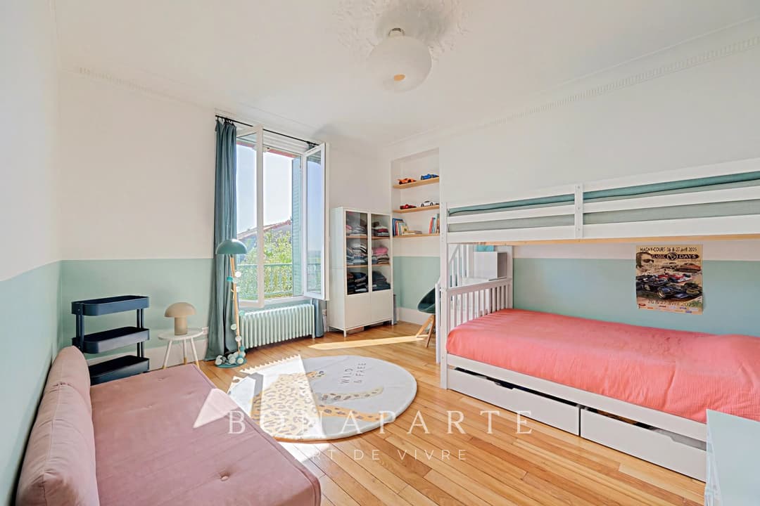 Vue Tour Eiffel – Maison familiale de 219 m² avec jardin de 550 m² – Adresse confidentielle - Photo 16