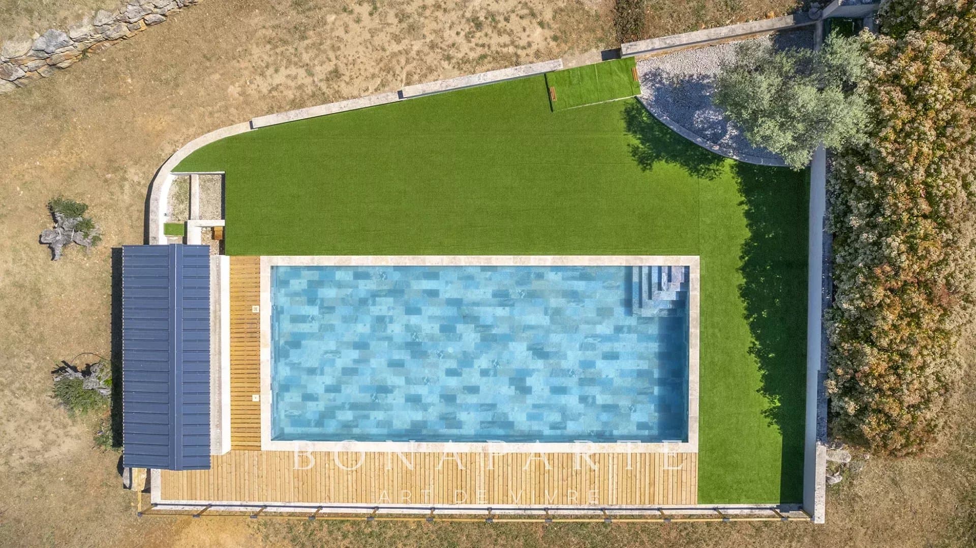 Villa de maçon, traditionnelle, de 230m² habitables, sur un terrain de 4297m² + piscine - Photo 4