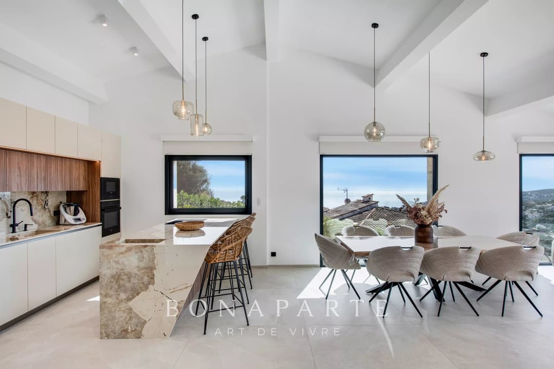 LES ISSAMBRES : Villa contemporaine d’exception – 257 m² habitables – Vue mer panoramique - Photo 6