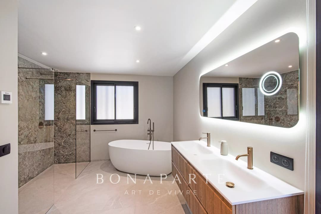 LES ISSAMBRES : Villa contemporaine d’exception – 257 m² habitables – Vue mer panoramique - Photo 9