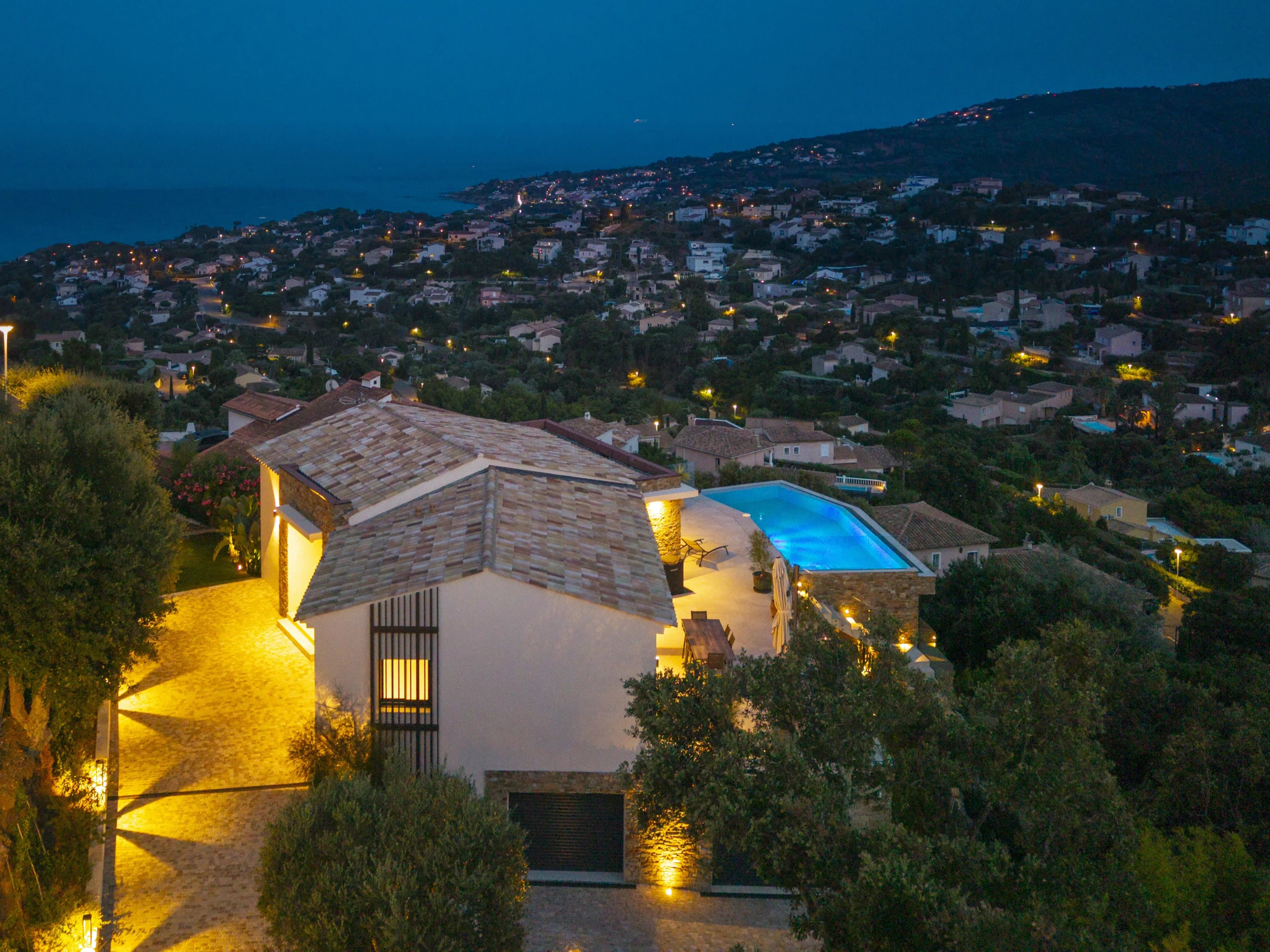 LES ISSAMBRES : Villa contemporaine d’exception – 257 m² habitables – Vue mer panoramique - Photo 2