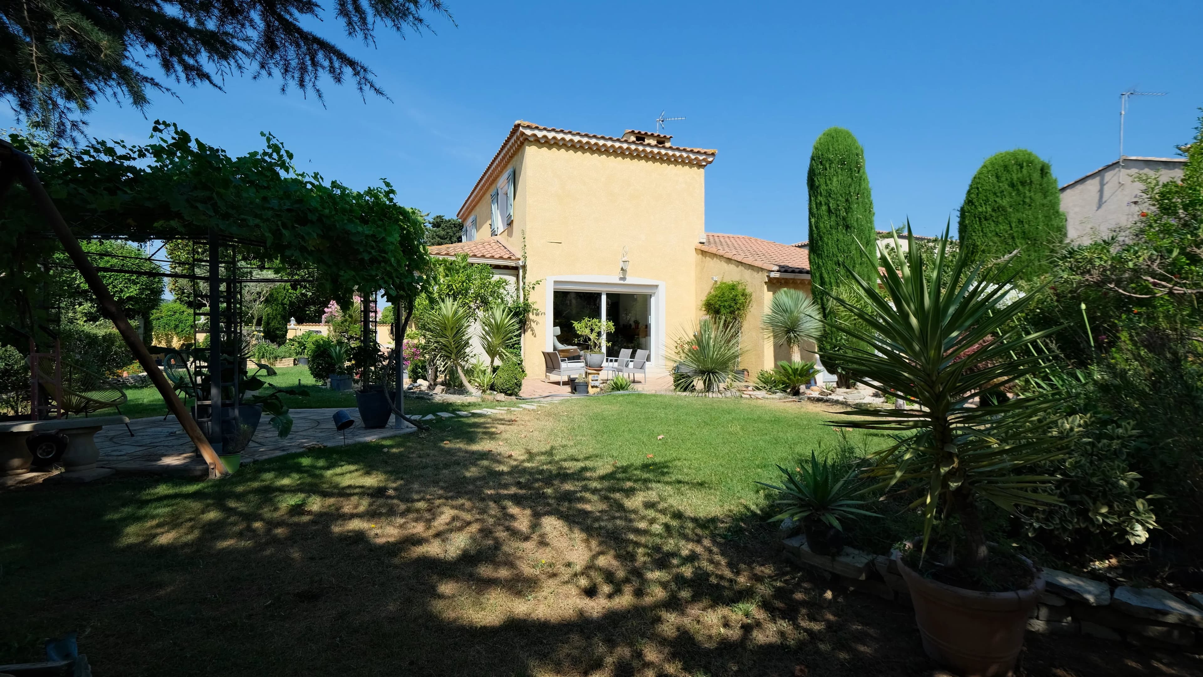 À Sauvian, maison familiale rénovée avec piscine et grand jardin paysager de 1 000 m² - Photo 15