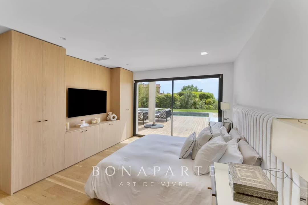 CANNES - MAGNIFIQUE VILLA AVEC PISCINE - ENTIEREMENT RENOVEE - Photo 8