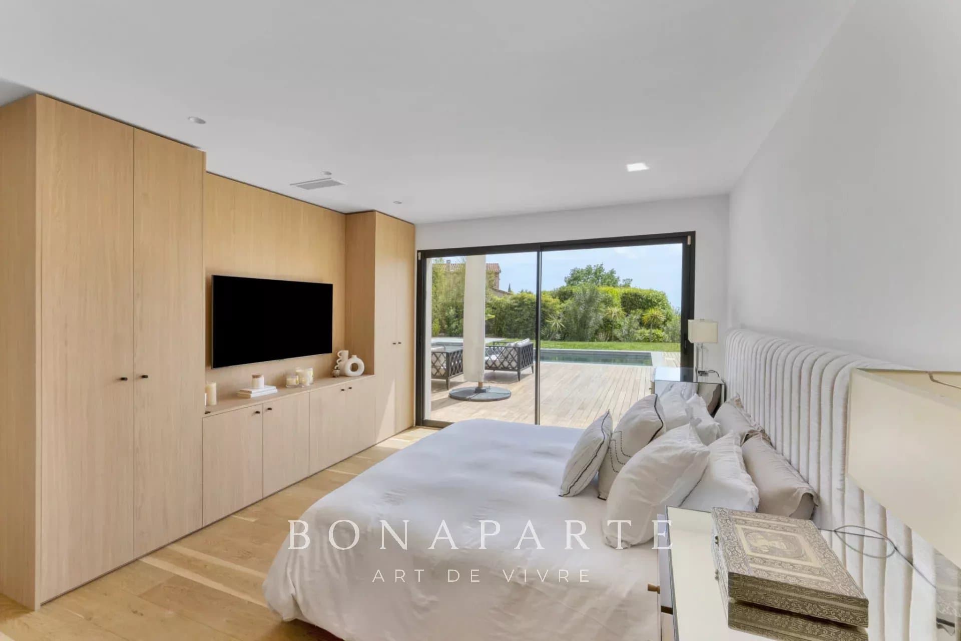 CANNES - MAGNIFIQUE VILLA AVEC PISCINE - ENTIEREMENT RENOVEE - Photo 8