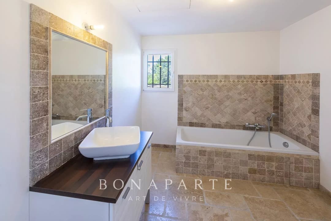 Villa de maçon, traditionnelle, de 230m² habitables, sur un terrain de 4297m² + piscine - Photo 9